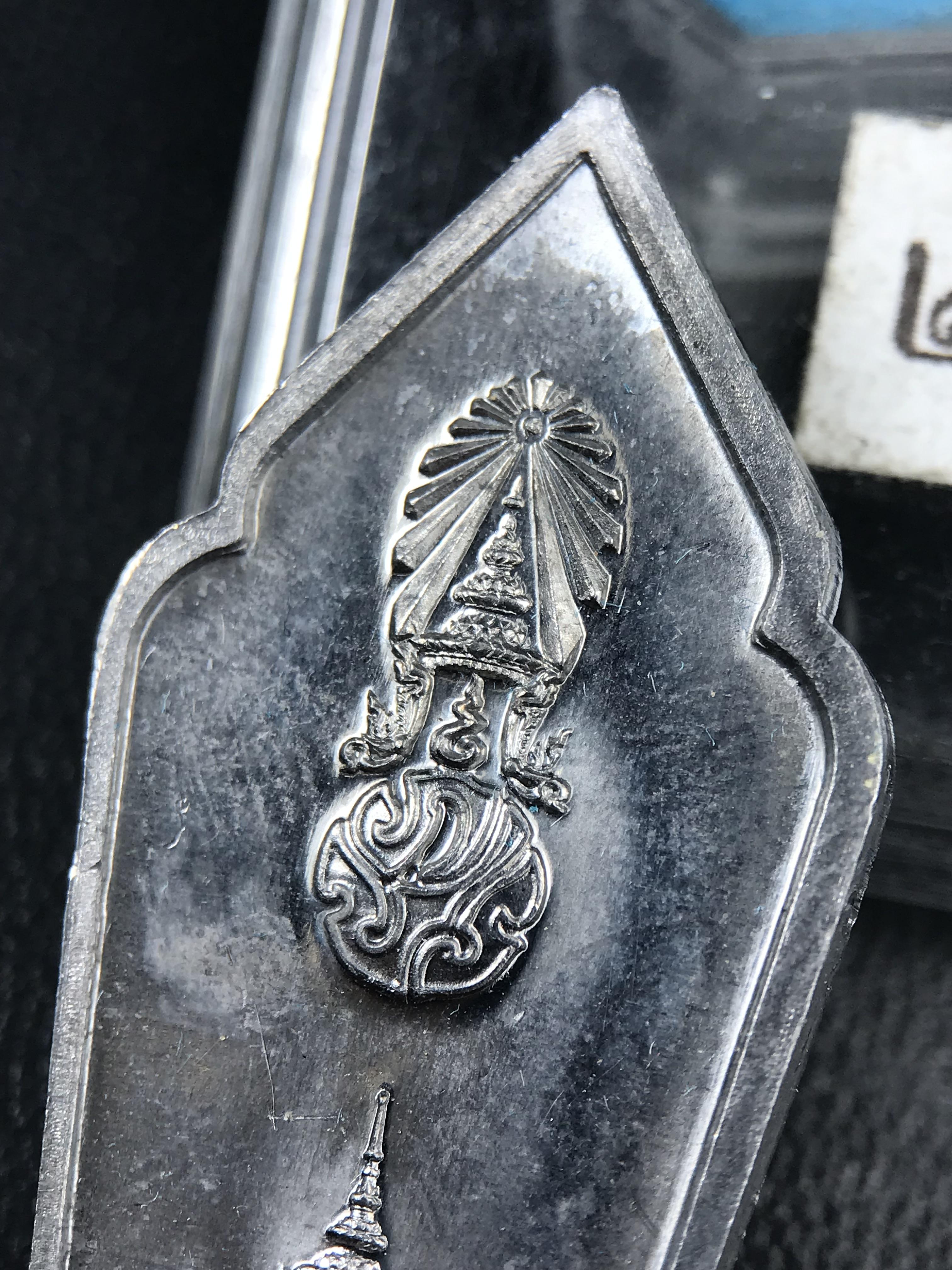 เหรียญที่ระลึกพระพุทธเมตตาประชาไทยไตรโลกนาถคันธารราฐอนุสรณ์ หลัง ภปร. และ สก. วัดทิพย์สุคนธาราม จ.กาญจนบุรี ปี 2558 เนื้อชิน(ตะกั่ว) ขนาดสูง 4.6 ซม. ที่ระลึก ร.9 พระชนมพรรษาครบ 7 รอบ และ สมเด็จพระราชินี พระชนมพรรษา 80 พรรษา พิธีใหญ่