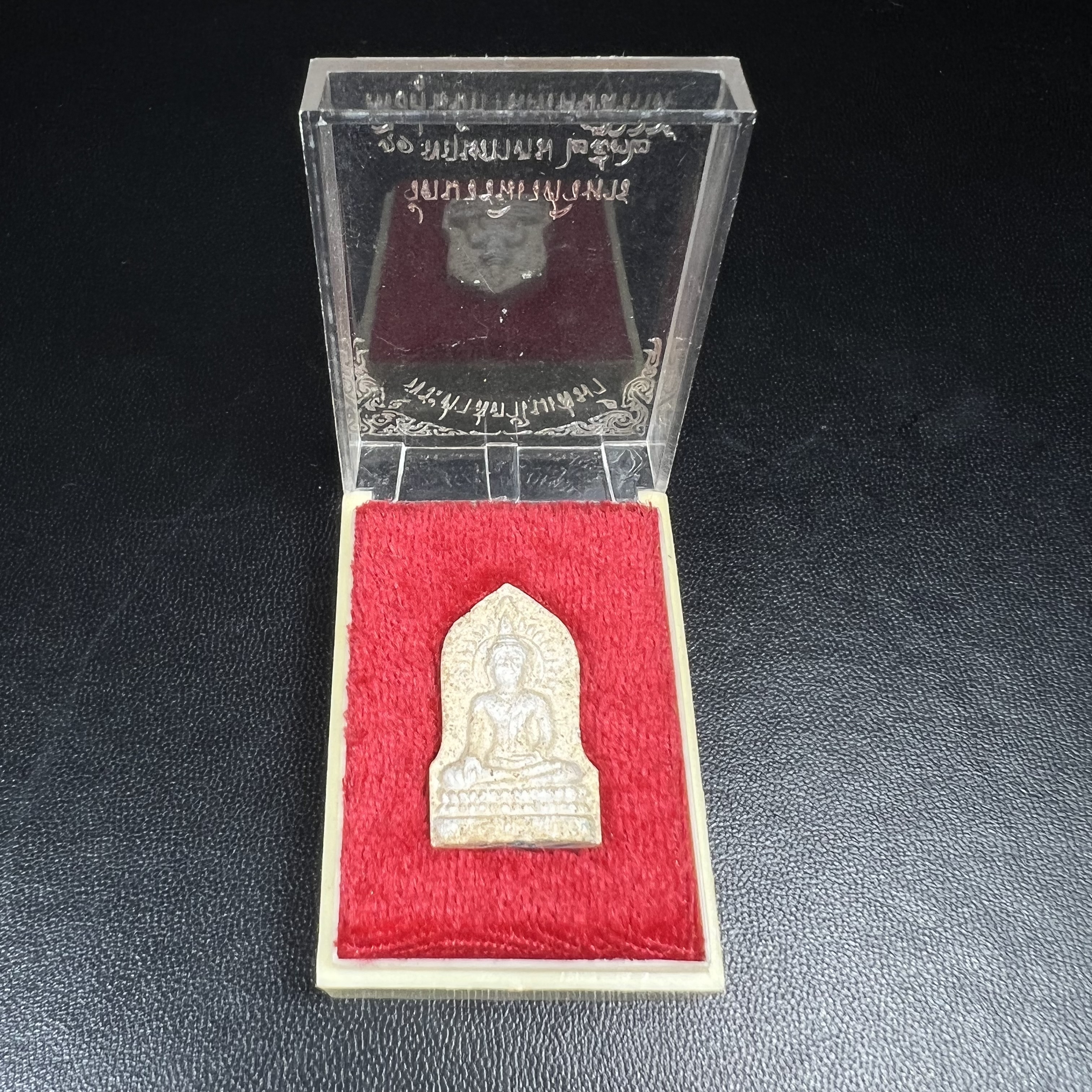 พระผงพระศาสดา หลัง ภปร. พิมพ์ใบเสมา วัดบวรนิเวศวิหาร ปี 2532 จัดสร้างในโอกาสสองทศวรรษรามาธิบดี เพื่อศูนย์การแพทย์สิริกิติ์ เนื้อผงพุทธคุณ มวลสารจิตรลดาพระราชทาน เส้นพระเกศาสมเด็จพระสังฆราช(พิธีใหญ่ มวลสารมงคล สวยงามเข้มขลัง)พร้อมกล่องบรรจุเดิม