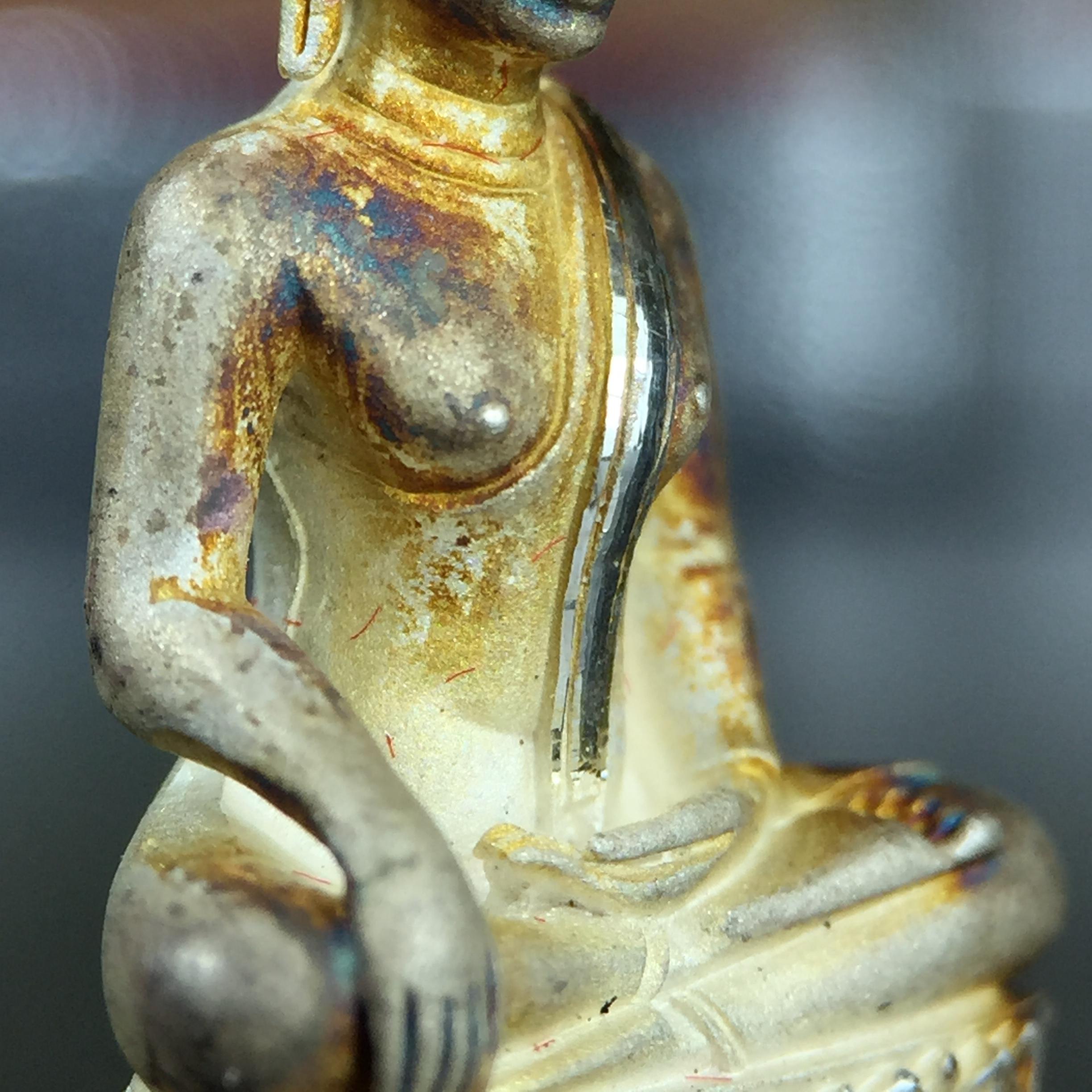 พระกริ่ง+พระชัยวัฒน์พระพุทธนวราชบพิตร ครองสิริราชสมบัติครบ 50 ปี พ.ศ.2540 เนื้อเงินผิวเดิมๆขึ้นสีรุ้งธรรมชาติแบบนิยม(หายาก)(สีสันที่ธรรมชาติสรรค์สร้าง)พร้อมกล่องบรรจุเดิมครบ(1ชุด 2 องค์)1 ใน 9500 ชุด