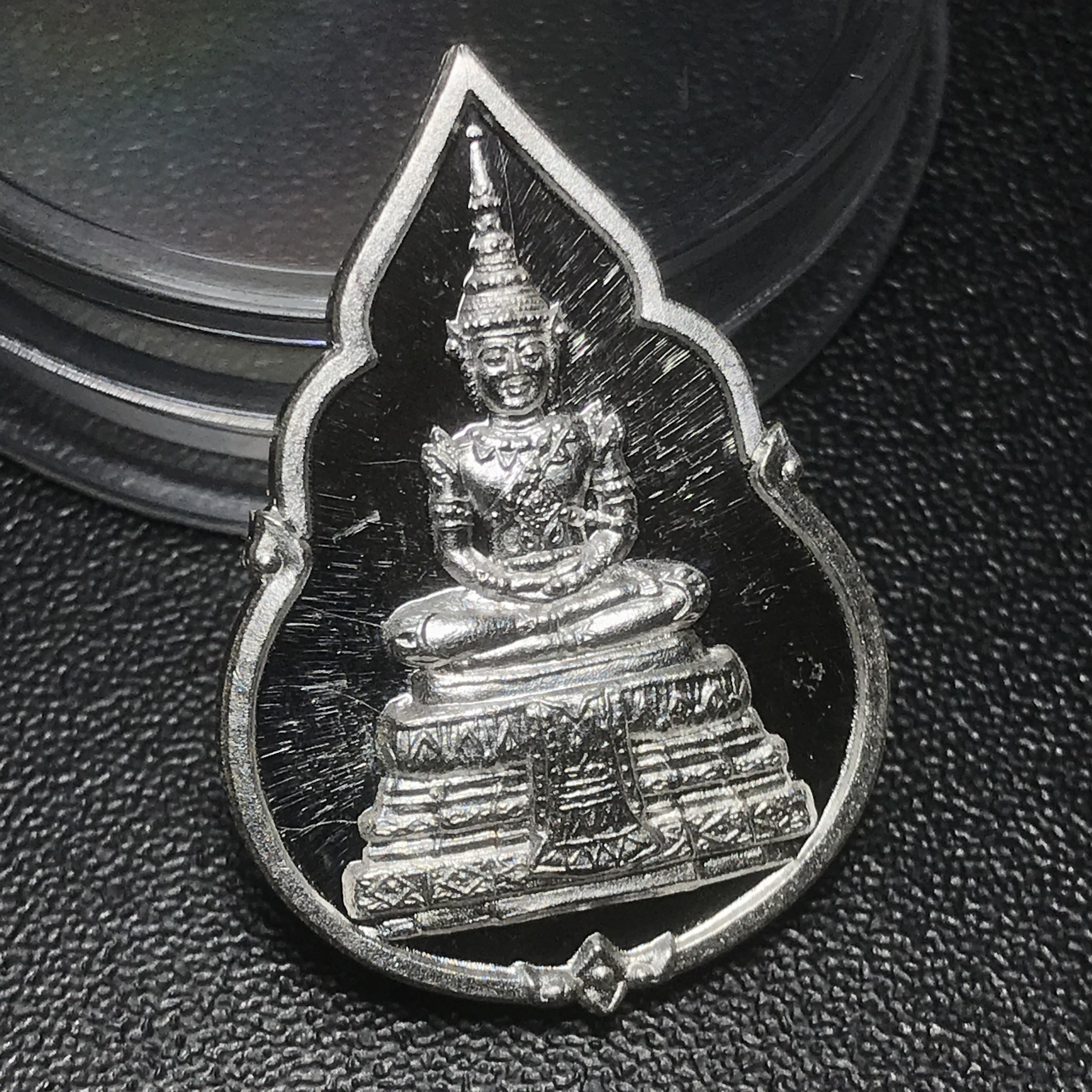 เหรียญพระแก้วมรกต ที่ระลึกในการหล่อเททองหล่อพระแก้วมรกต ครบรอบ 64 ปี กรมสรรพสามิต 2539 และในวโรกาสที่พระบาทสมเด็จพระเจ้าอยู่หัวทรงครองราชย์ครบ 50 ปี เมื่อ พ.ศ.2539 เนื้อเงินขัดเงา ทรงหยดน้ำ พร้อมตลับใส่ครบสมบูรณ์(เหรียญสภาพสวยเดิม พิธีใหญ่)