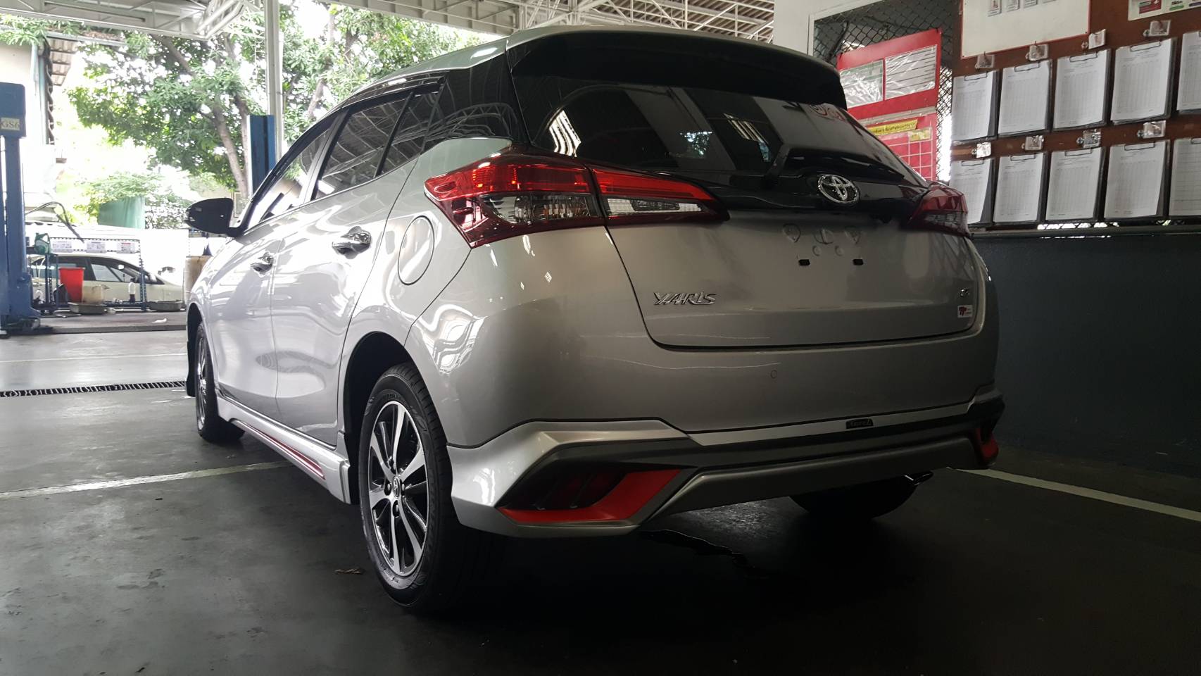 Toyota Yaris ATIV hatchback and sedan bodykits by Amotriz