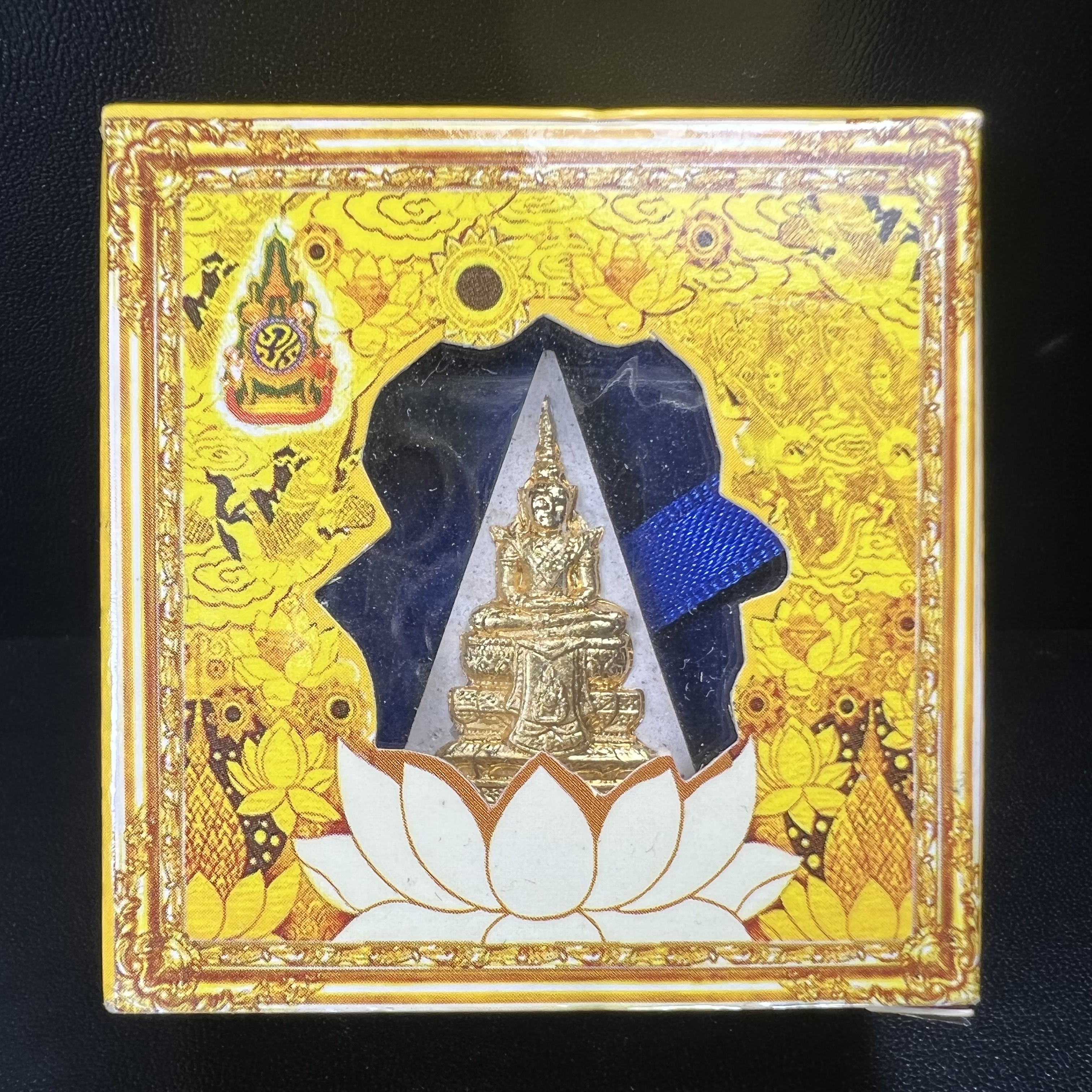 พระแก้วมรกต(จำลอง)ทรงเครื่องฤดูร้อน พระผงบูชา ด้านหน้าปิดทอง ด้านหลังตราฉลองสิริราชสมบัติครบ 60ปี เนื้อเงินขึ้นสีรุ้งธรรมชาติสร้างสรรค์งดงาม(รุ่นนี้ได้พระราชทานเส้นพระเจ้า(เส้นผม)รัชกาลที่9ในการจัดสร้าง)***องค์นี้พิเศษมองเห็นเส้นผมติดอยู่ด้านหลังชัดเจน***