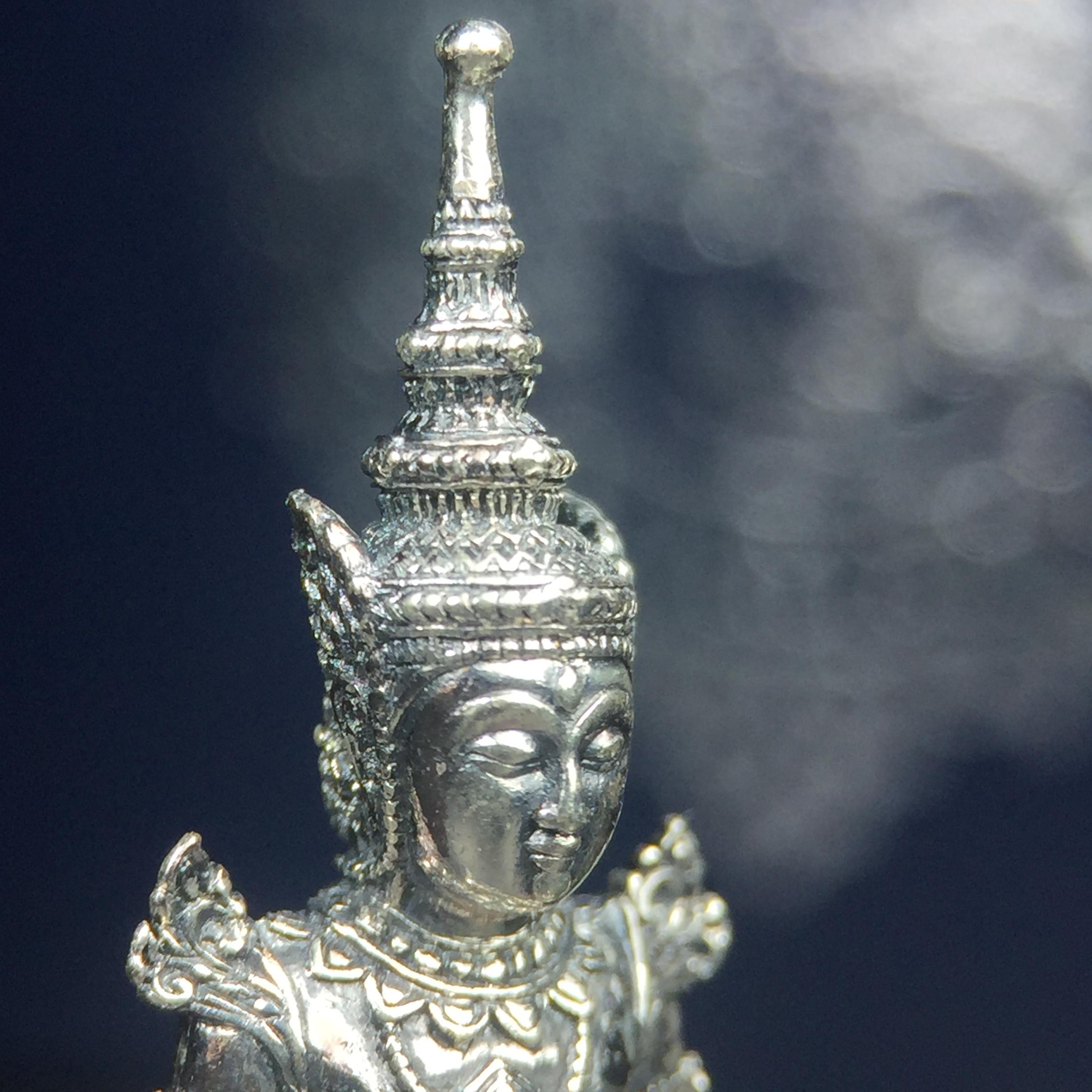 พระแก้วมรกต กรมสรรพสามิตจัดสร้างขึ้นเนื่องในโอกาสครบรอบ 64 ปีของกรมสรรพสามิต และเนื่องในวโรกาสที่พระบาทสมเด็จพระเจ้าอยู่หัวทรงครองราชย์ครบ 50 ปีในปีกาญจนาภิเษก เมื่อ พ.ศ.2539 เนื้อเงินรมดำขัดเงาพร้อมกล่องบรรจุเดิม