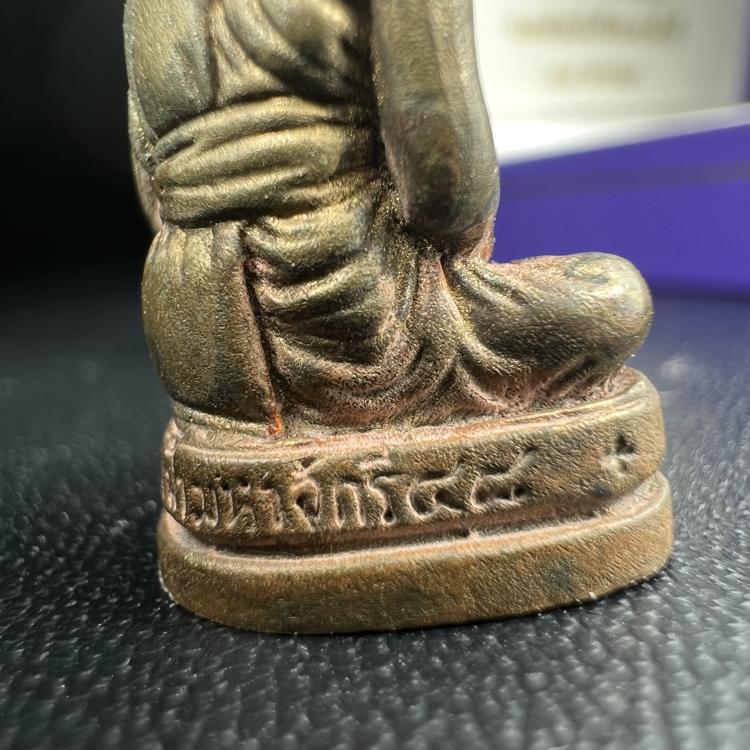 หลวงพ่อทวด สธ. รุ่นสมเด็จเจ้าฟ้ามหาจักรี 48พรรษา จัดสร้างโดยสภากาชาดไทย ปี2546 (รูปหล่อขนาดห้อยคอ) ) เนื้อนวโลหะ(ขนาดกลาง 1.5*2.2 ซม.)พุทธาภิเษก ณ วัดช้างให้ จังหวัดปัตตานี พร้อมกล่องบรรจุเดิมสวยงาม