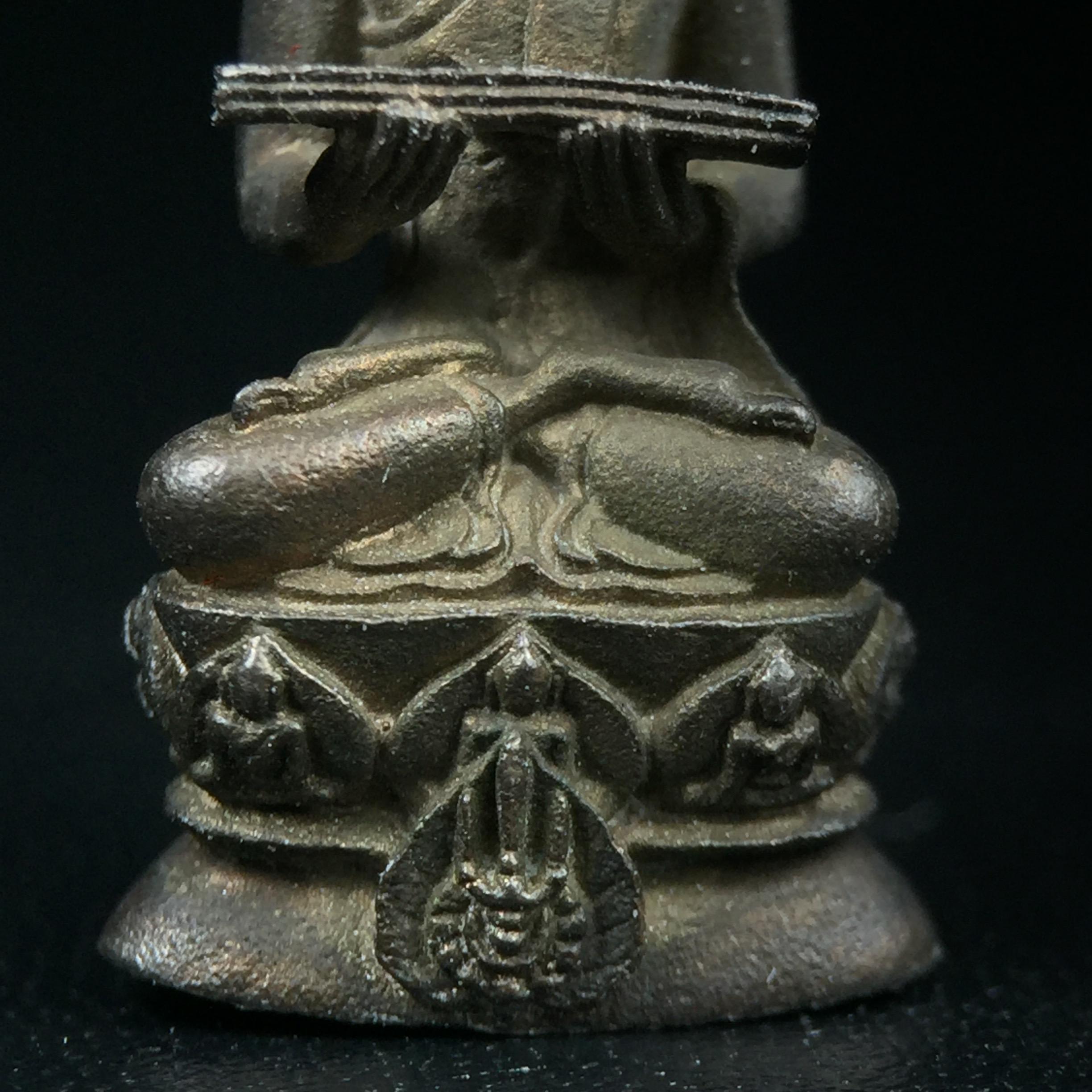 พระกริ่งปรมานุชิตชิโนรส วัดพระเชตุพนวิมลมังคลาราม(วัดโพธิ์) ปี2533 เนื้อนวโลหะ ( ในหลวงรัชกาลที่9เสด็จเททอง)พิธีใหญ่ งดงามด้วยพุทธศิลป์เปี่ยมด้วยพุทธคุณ อีกหนึ่งรุ่นที่แนะนำสะสมบูชา