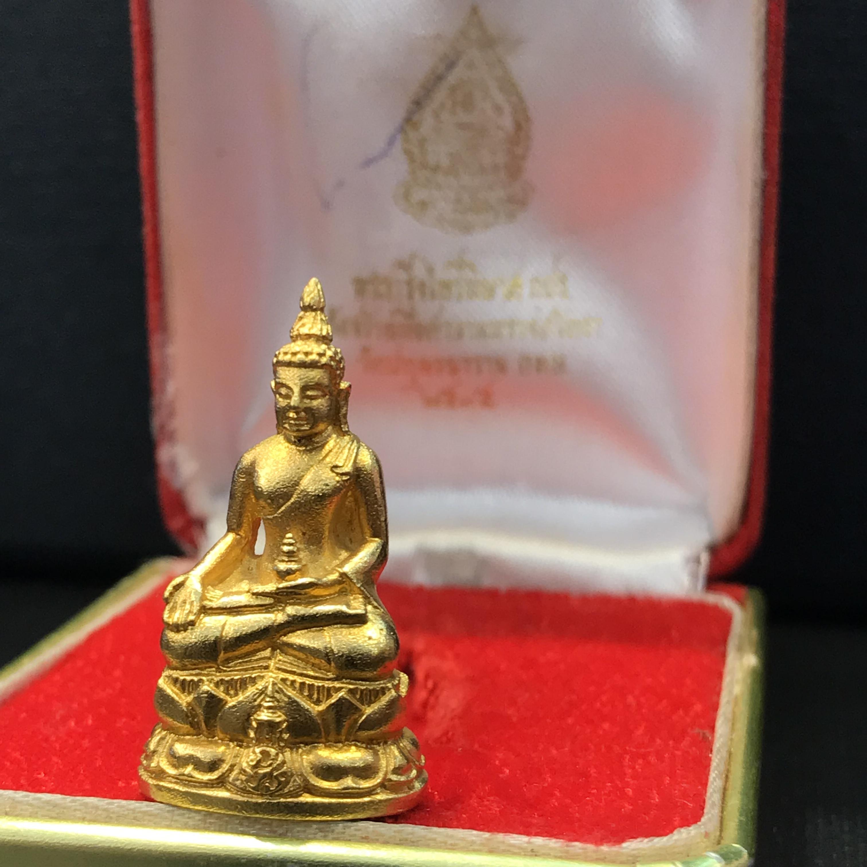 พระกริ่งไพรีพินาศ ภปร. รุ่นแรกของประเทศไทย วัดปทุมวนาราม เนื้อทองคำ ปี2535(ในหลวงรัชกาลที่9เสด็จเททอง)(สภาพสวยเดิมครบสมบูรณ์)