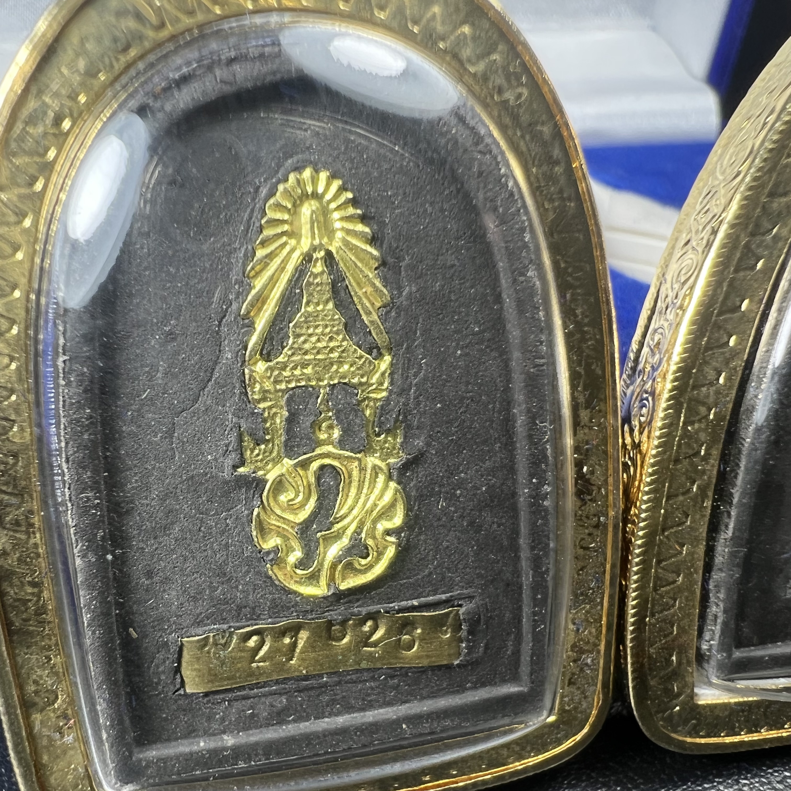 พระคู่ชุดของขวัญ พระหลวงปู่ทวด ภปร.ปี2547 ทรงกลีบบัวและกลีบขนุน(พิมพ์เตารีดและพิมพ์พระรอด)(ชนวนเก่า)เนื้อว่านด้านหลังมี ภปร. เป็นโลหะผสมสูง 3.3ซม.พิธีใหญ่ มวลสารดี ปลุกเสกวัดพระแก้ว(พร้อมกล่องบรรจุเดิม งานเลี่ยมกรอบเดิมจากผู้จัดสร้างห่อหุ้มด้วยทองนพเกล้า)