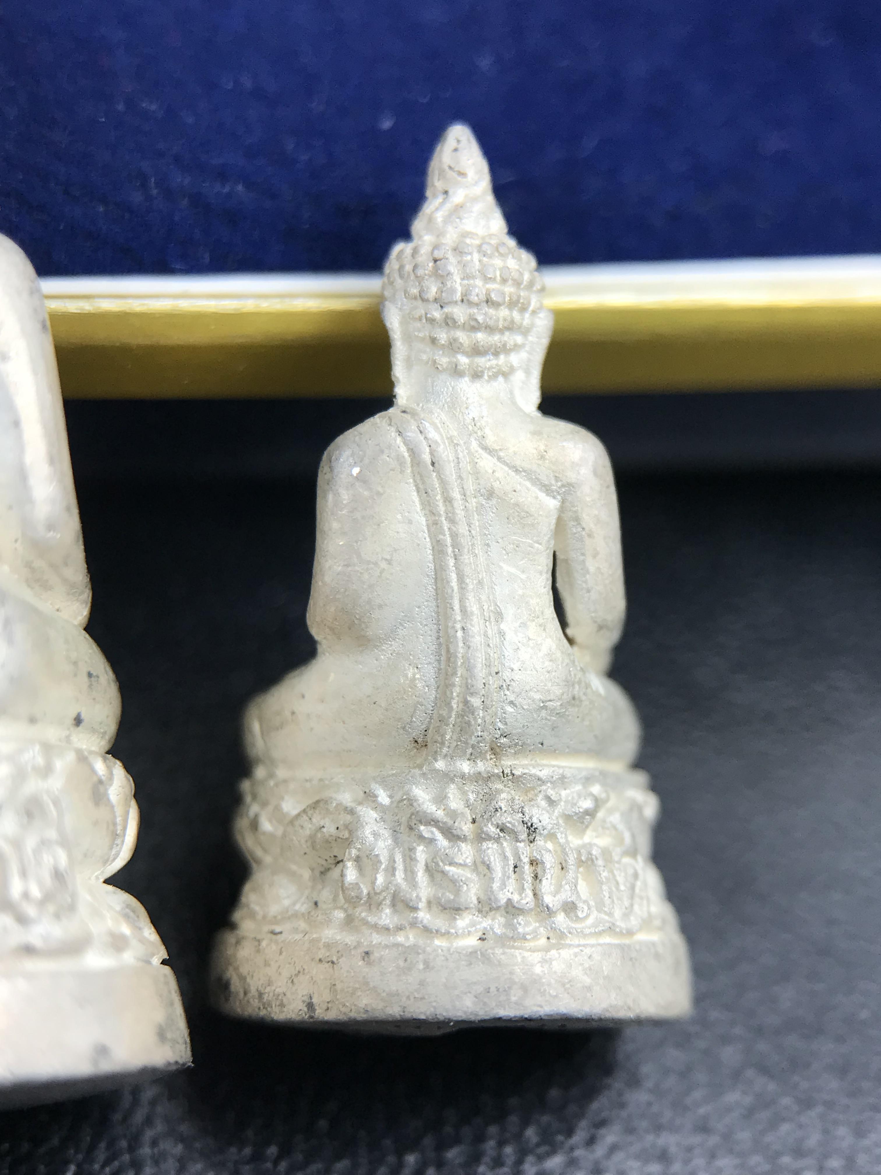 พระกริ่ง-พระชัยวัฒน์ ไพรีพินาศ ญสส.รุ่น นวฤทธิ์โภคทรัพย์ ปี 2544 อุดผงพุทธคุณ บรรจุมวลสารจิตรลดา และเส้นพระเกศาของสมเด็จพระญาณสังวร พระสังฆราชฯ พร้อมกล่องบรรจุเดิม เนื้อเงิน ก้นทองคำ(พิมพ์กรรมการ)ชุดหมายเลข ๒(1ใน 89 ชุด) หายากพบเจอน้อยมาก