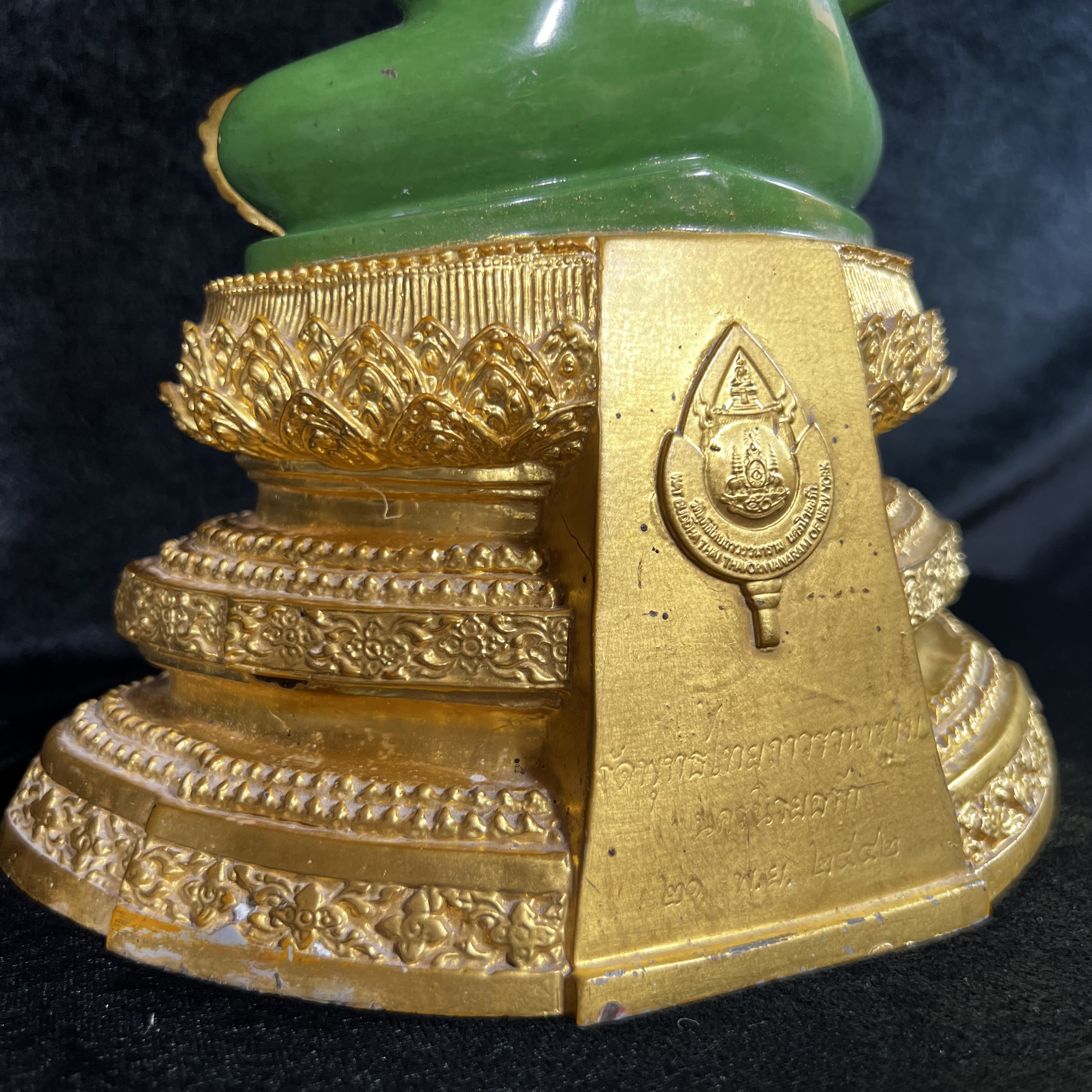 พระพุทธมหามณีรัตนปฏิมากร (จำลอง)พระแก้วมรกต วัดพุทธไทยถาวรวนาราม นครนิวยอร์ก ตรา ภปร. 6รอบ 72พรรษา ในหลวงรัชกาลที่9 ปี2542 ขนาดบูชาหน้าตัก 5นิ้ว หล่อเนื้อโลหะ(ในหลวงรัชกาลที่9 เสด็จเจิมพระสุหร่าย)(1ใน999องค์)