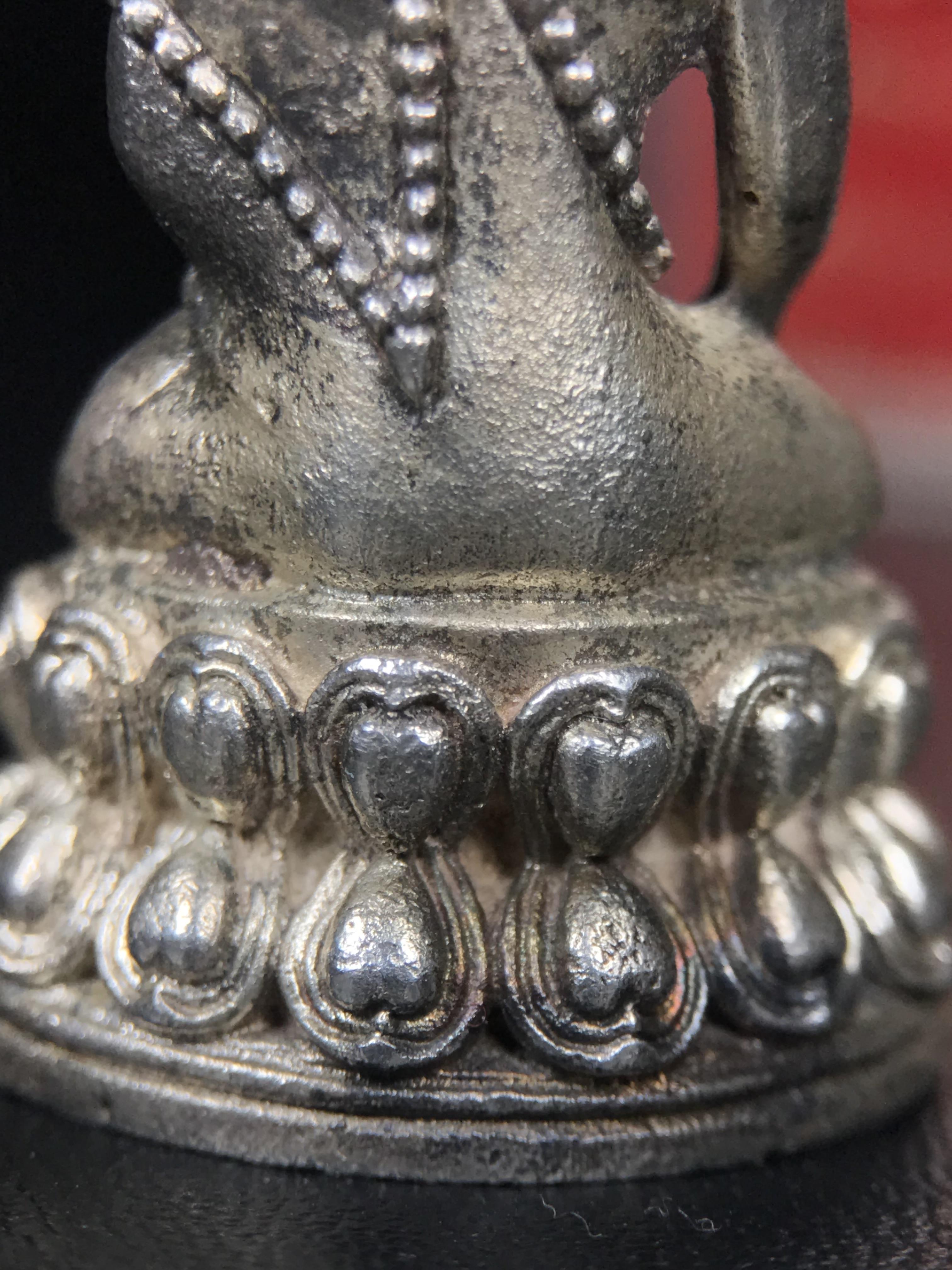 พระกริ่งปรมาภรณ์พุทธปัญญา(พระกริ่งศรีนคร 2) จัดสร้างเนื่องในมหามงคลสมัยเฉลิมพระชมน์พรรษา 5 รอบ องค์พระบาทสมเด็จพระเจ้าอยู่หัวรัชกาลที่9 ปี 2530 เนื้อเงิน (ออกแบบโดยนายช่างเกษม มงคลเจริญ มีพระอาจารย์ไสว วัดราชนัดดา กรุงเทพ เป็นเจ้าพิธีครั้งสุดท้าย)