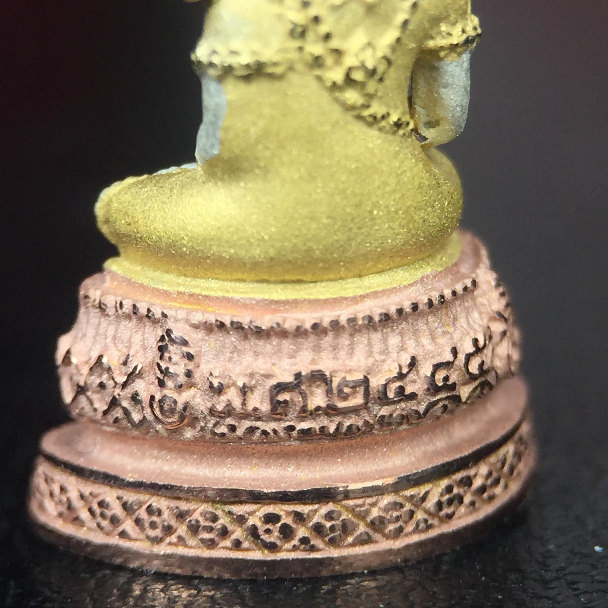 พระแก้วมรกต ภปร.(รุ่นแรก) ปี2545 รุ่นฉลองกรุงรัตนโกสินทร์ครบ 220 ปี พิมพ์ลอยองค์เล็ก เนื้อเงินบริสุทธิ์ 92.5% (สามกษัตริย์) ขนาด 10*19 มม. พร้อมกล่องบรรจุเดิม สวยครบสมบูรณ์