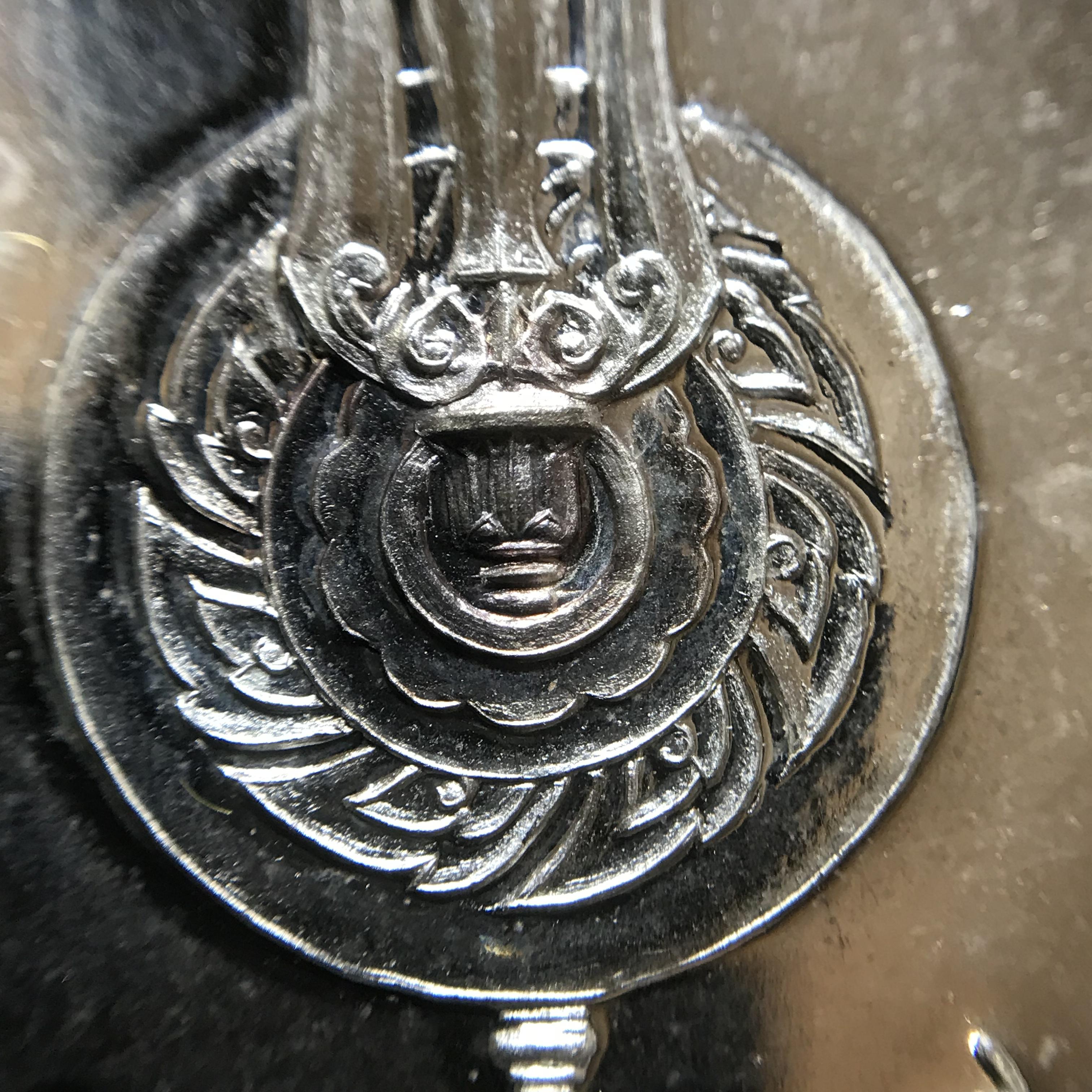 เหรียญพระบาทสมเด็จพระเจ้าอยู่หัว รัชกาลที่9ประทับนั่งบัลลังก์ กระทรวงมหาดไทยจัดสร้าง ปี2539 เนื้อเงินกล่องบรรจุเดิม(สภาพสวย)(นิยม)