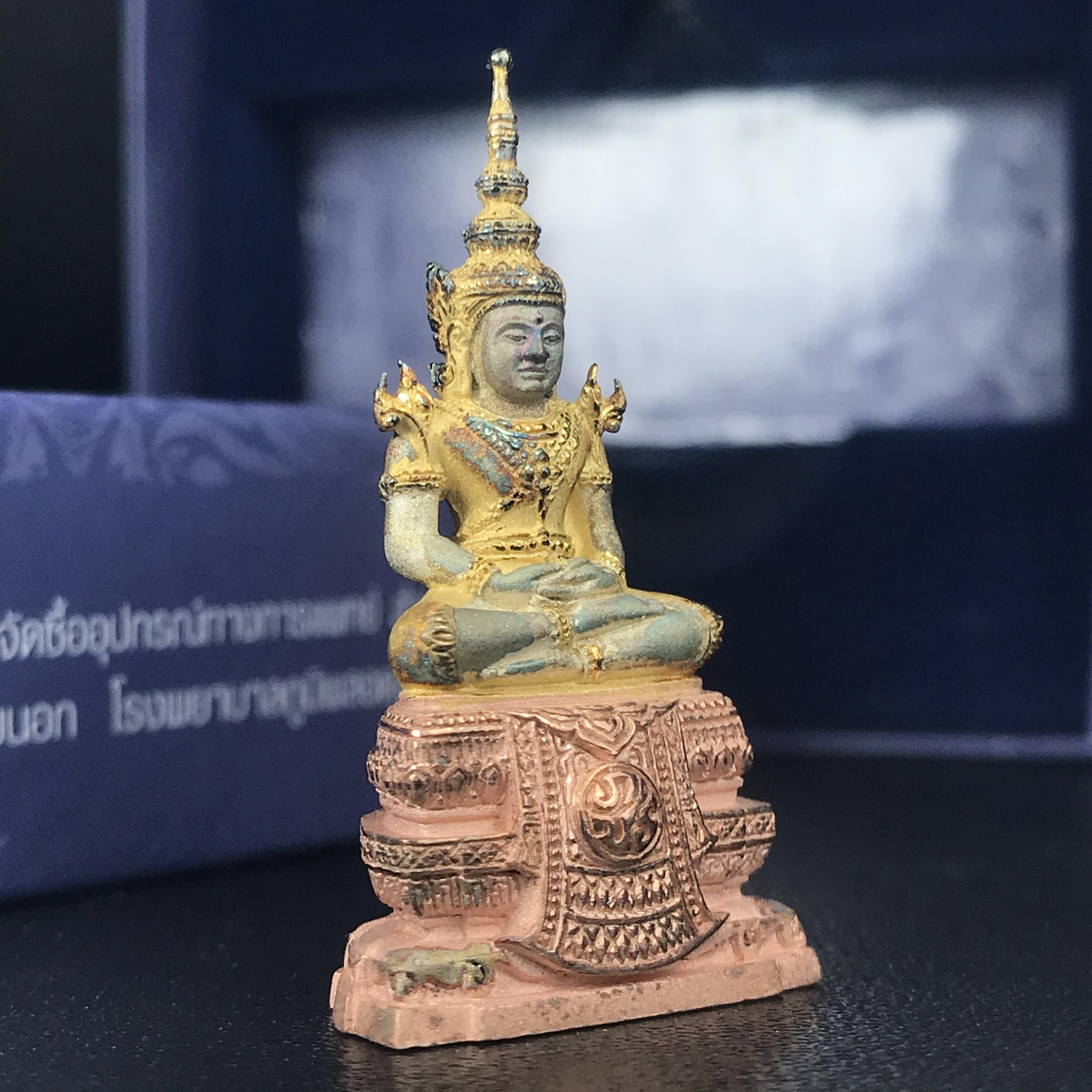 พระแก้วมรกต ภปร. ปี2547 จัดสร้างโดย รพ.ภูมิพลฯ เนื้อเงิน (3 กษัตริย์)ลอยองค์ หน้าตัก 1/2 นิ้ว (สภาพผิวเดิม ขึ้นสีรุ้งธรรมชาติ แบบนิยม) (1ใน3000องค์)