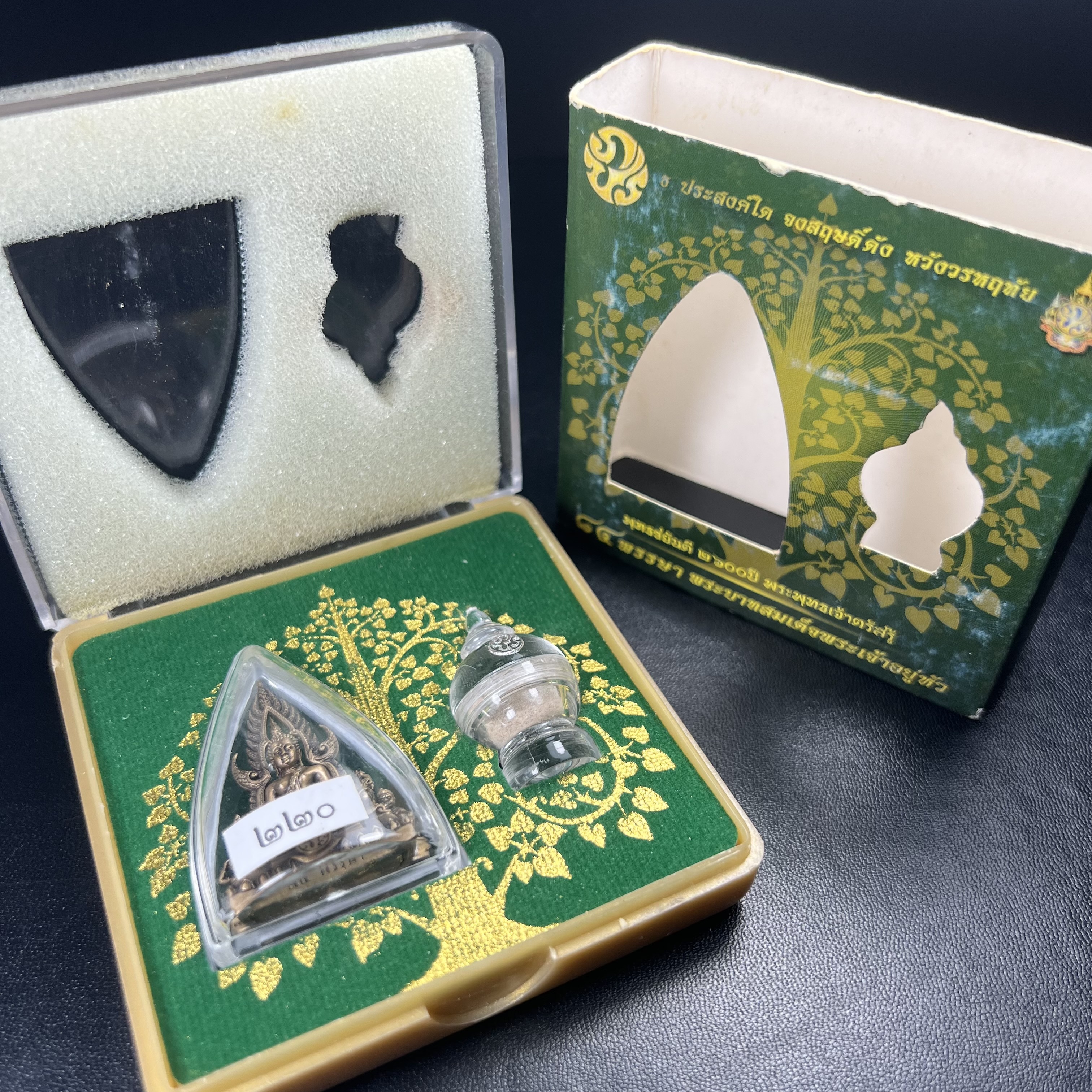 พระพุทธชินราช(จำลอง) ภปร. 84 พรรษา ปี 2554 เนื้อบรอนซ์รมดำซาติน พิมพ์กลางขนาดหน้าตัก 1/2 นิ้ว(พระราชทานมวลสาร จิตรลดาและเส้นพระเจ้า(เส้นผม)รัชกาลที่9)พุทธศิลป์ทรงคุณค่าอีกหนึ่งรุ่นยอดนิยม