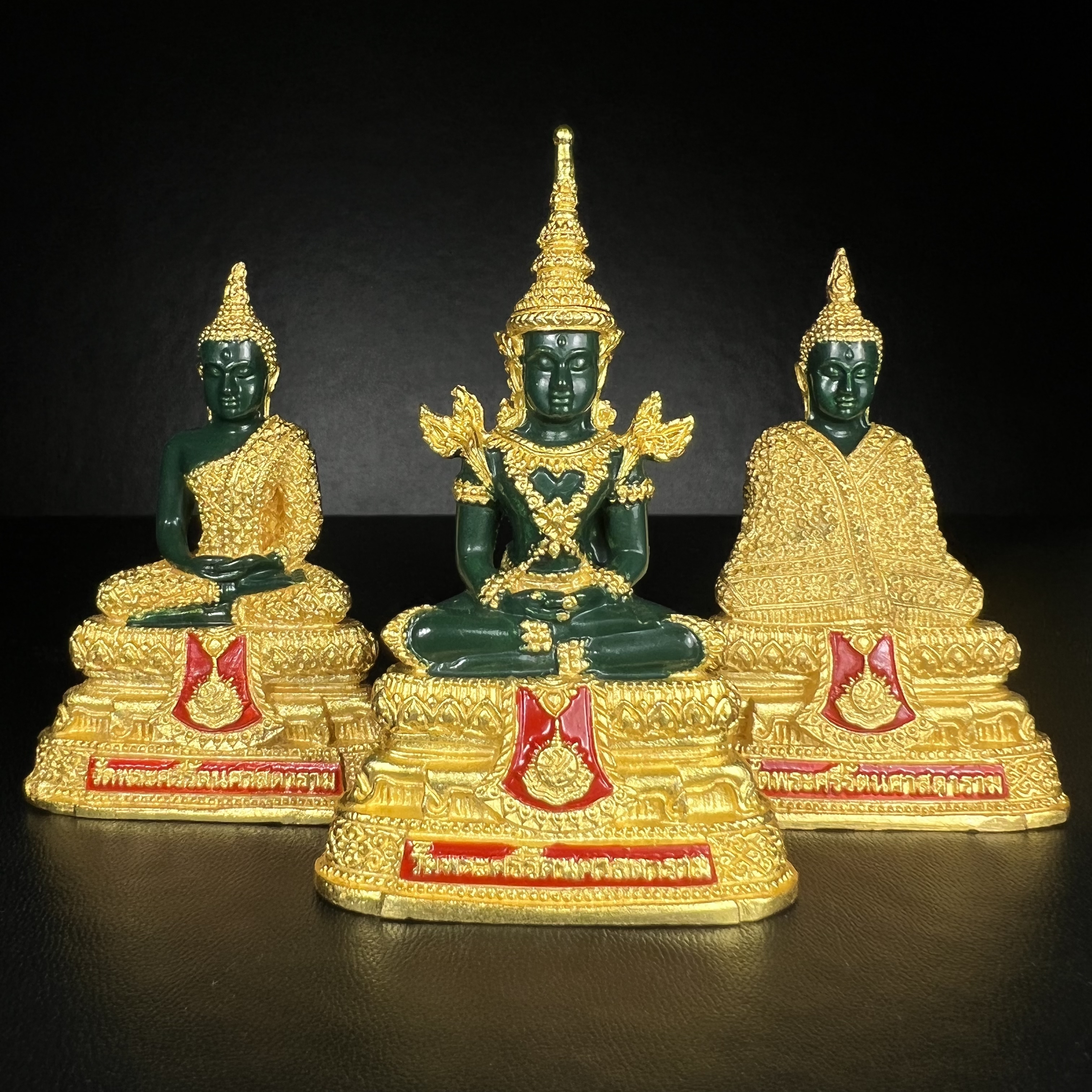 พระพุทธมหามณีรัตนปฏิมากร(พระแก้วมรกต) วัดพระศรีรัตนศาสดาราม สำนักพระราชวัง จัดสร้าง ชุด 3 ฤดู(ร้อน ฝน หนาว) หน้าตัก 2 นิ้ว(บรรจุมวลสารใต้ฐาน)