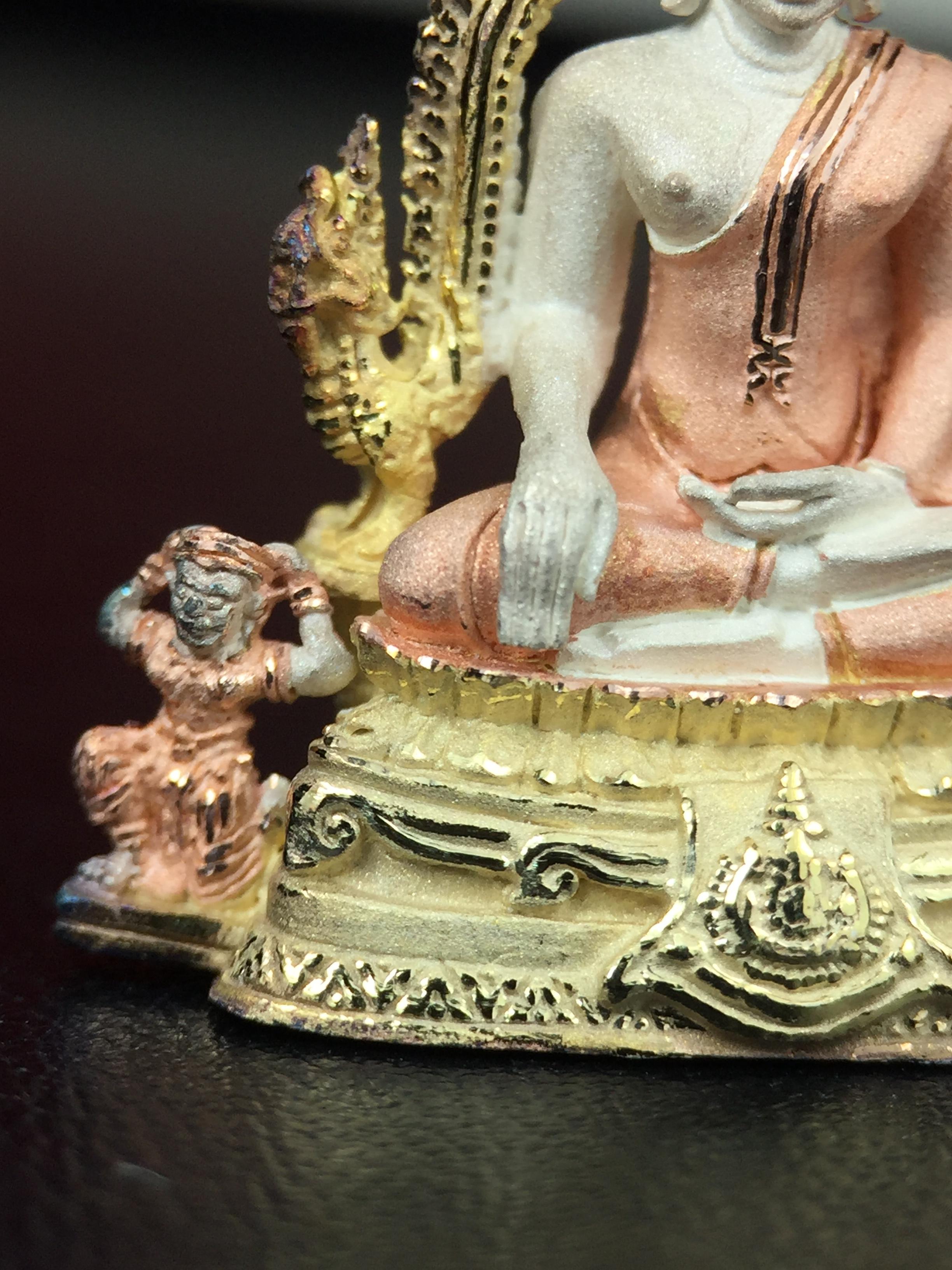 พระพุทธชินราช ภปร. ในวโรกาสพระราชพิธีมหามงคล เฉลิมพระชนมายุ6รอบ 5ธันวาคม2542 มูลนิธิพิทักษ์ดวงตาประชาชน จัดสร้าง เนื้อเงินบริสุทธิ์ 99.9% แบบสามกษัตริย์ขัดเงาบางส่วน พิมพ์ใหญ่ ขนาดสูง 3.4 ซม. พร้อมกล่องบรรจุเดิม