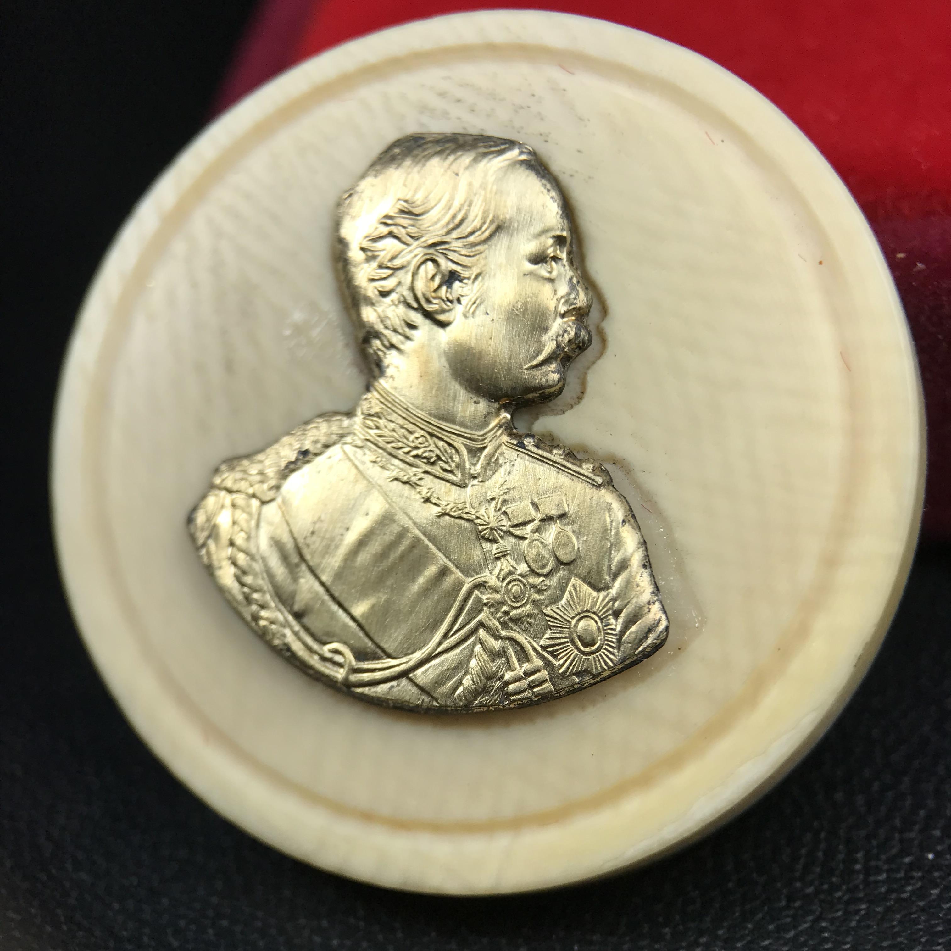 เหรียญรัชกาลที่ 5 คชสารหมื่นปี หลวงพ่ออุตตมะ วัดวังก์วิเวการาม ปี 2540 พิมพ์ใหญ่ขนาด 3.0 ซม. หน้ากากทองคำบริสุทธิ์ 99.99% (ผิวสวยเดิม)พร้อมกล่องบรรจุเดิมครบ(ควรคู่ผู้รู้คุณค่า ด้วยวัตถุมงคล เสริมบุญญาบารมี)