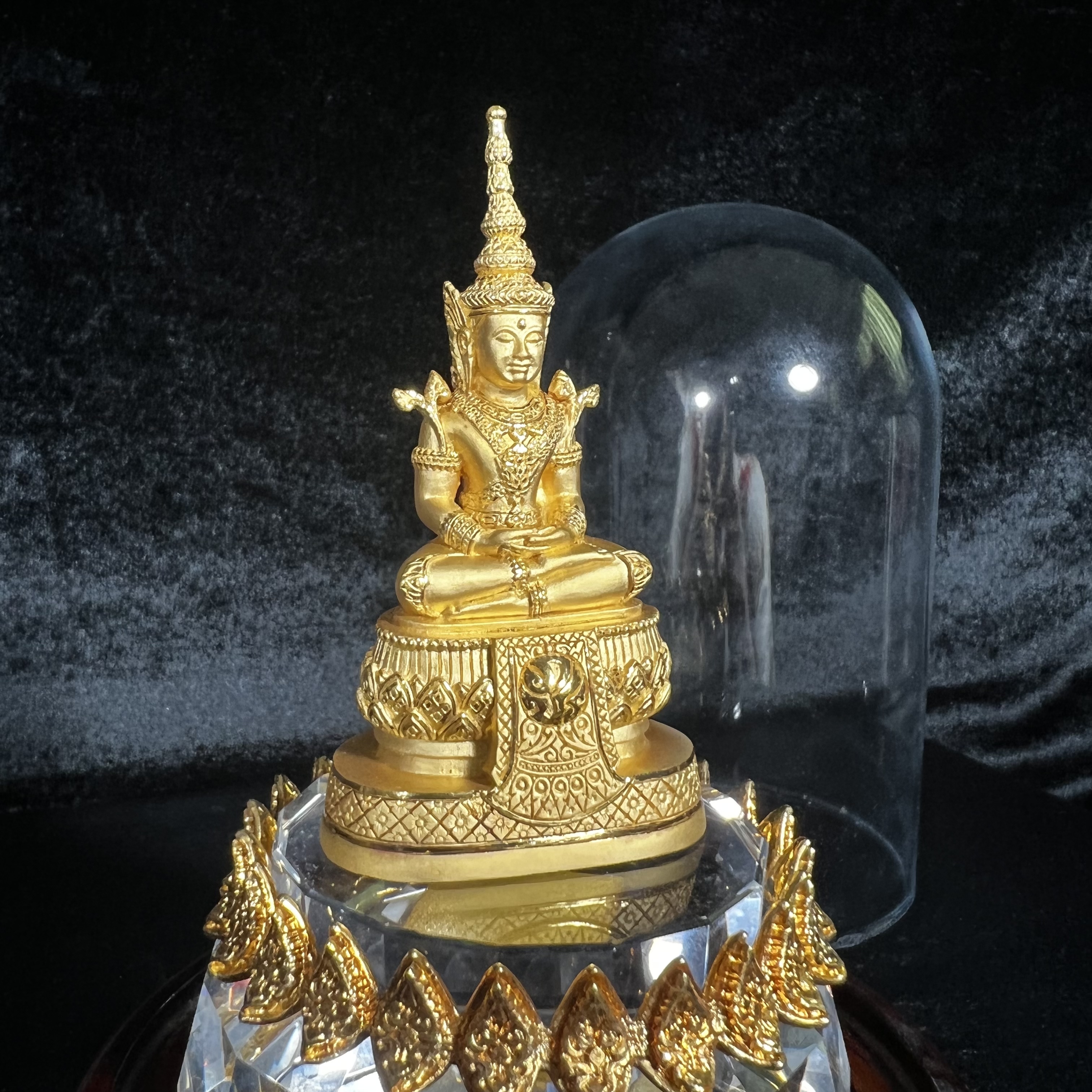 พระแก้วมรกต ภปร.(รุ่นแรก) ปี2545 รุ่นฉลองกรุงรัตนโกสินทร์ครบ 220 ปี หล่อลอยองค์ เนื้อทองคำบริสุทธิ์99.99% ขนาดบูชา 50*90 มม. พร้อมฐานวางครอบแก้วเดิม(สวยงามและหายากมาก)(1ใน1000องค์)