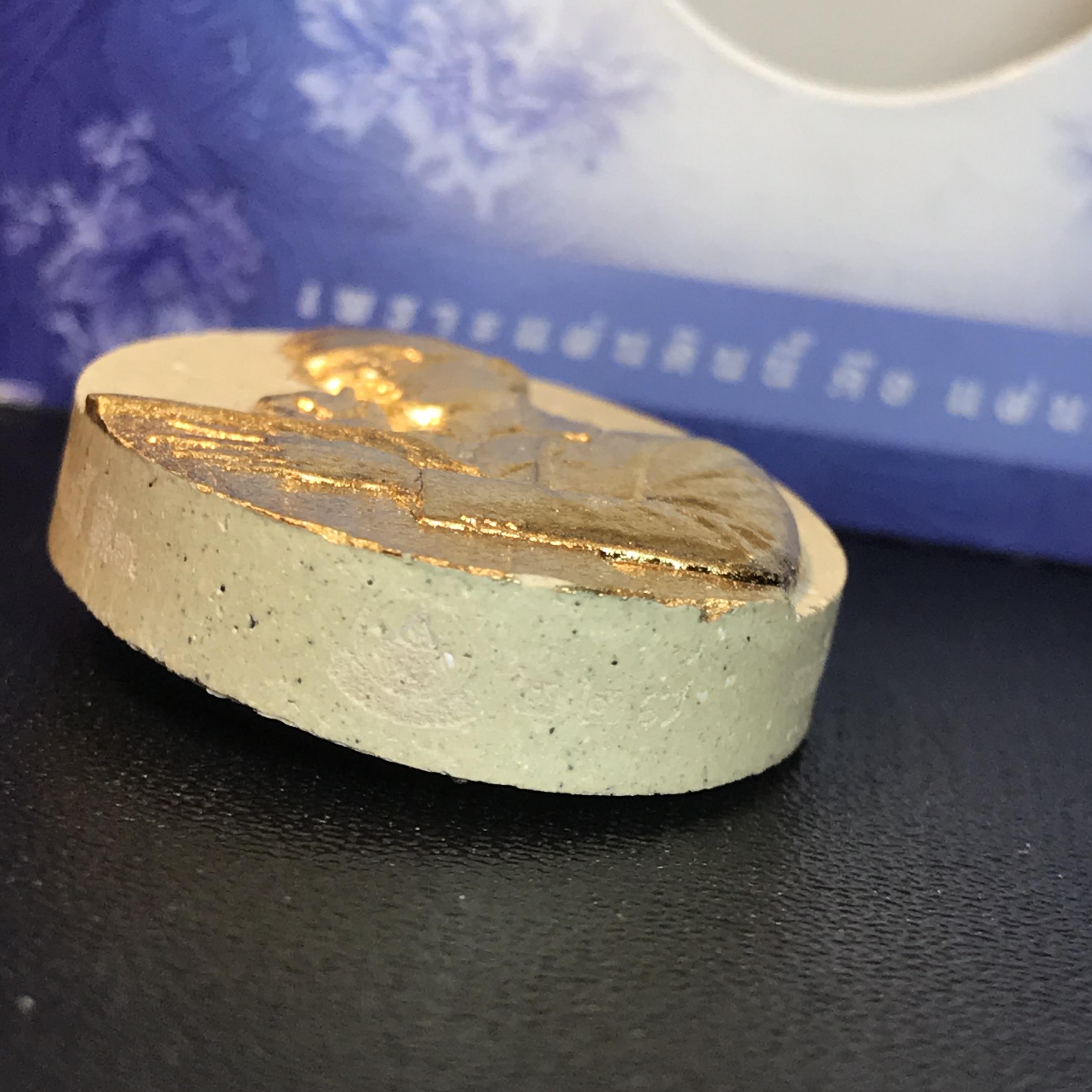 รูปหล่อพระบาทสมเด็จพระเจ้าอยู่หัว(ทรงงาน) ภปร. โครงการ เพราะแผ่นดินนี้คือแผ่นดินเกิด ปี2551 เนื้อผง ด้านหน้าปิดทอง หลัง ภ.ป.ร. ปิดทอง (มวลสารพระราชทานเส้นพระเจ้า (เส้นผม) ของพระบาทสมเด็จพระเจ้าอยู่หัวรัชกาลที่9