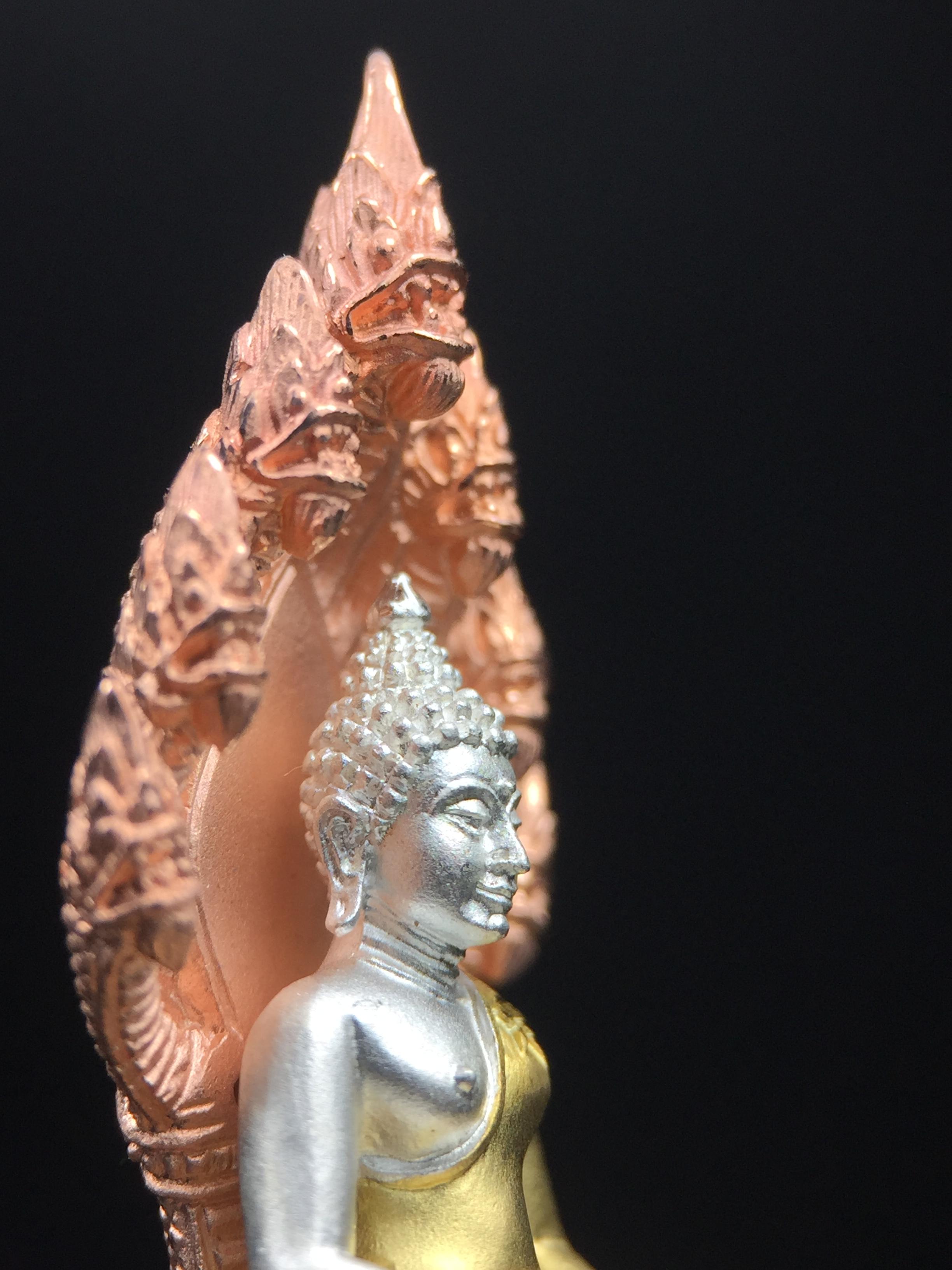 พระนาคปรก สธ. รุ่นสร้างพระอุโบสถเฉลิมพระเกียรติ 4 รอบ 84 พรรษา สมเด็จพระเทพรัตนราชสุดาฯ วัดบวรนิเวศวิหาร ปี 2543 พิมพ์ใหญ่ เนื้อเงินบริสุทธิ์ ชุบสามกษัตริย์แบบพ่นทรายขัดเงาบางส่วน(สภาพ สวย )พิธีใหญ่ พุทธศิลป์งดงาม หายาก (1 ใน 1999 องค์)