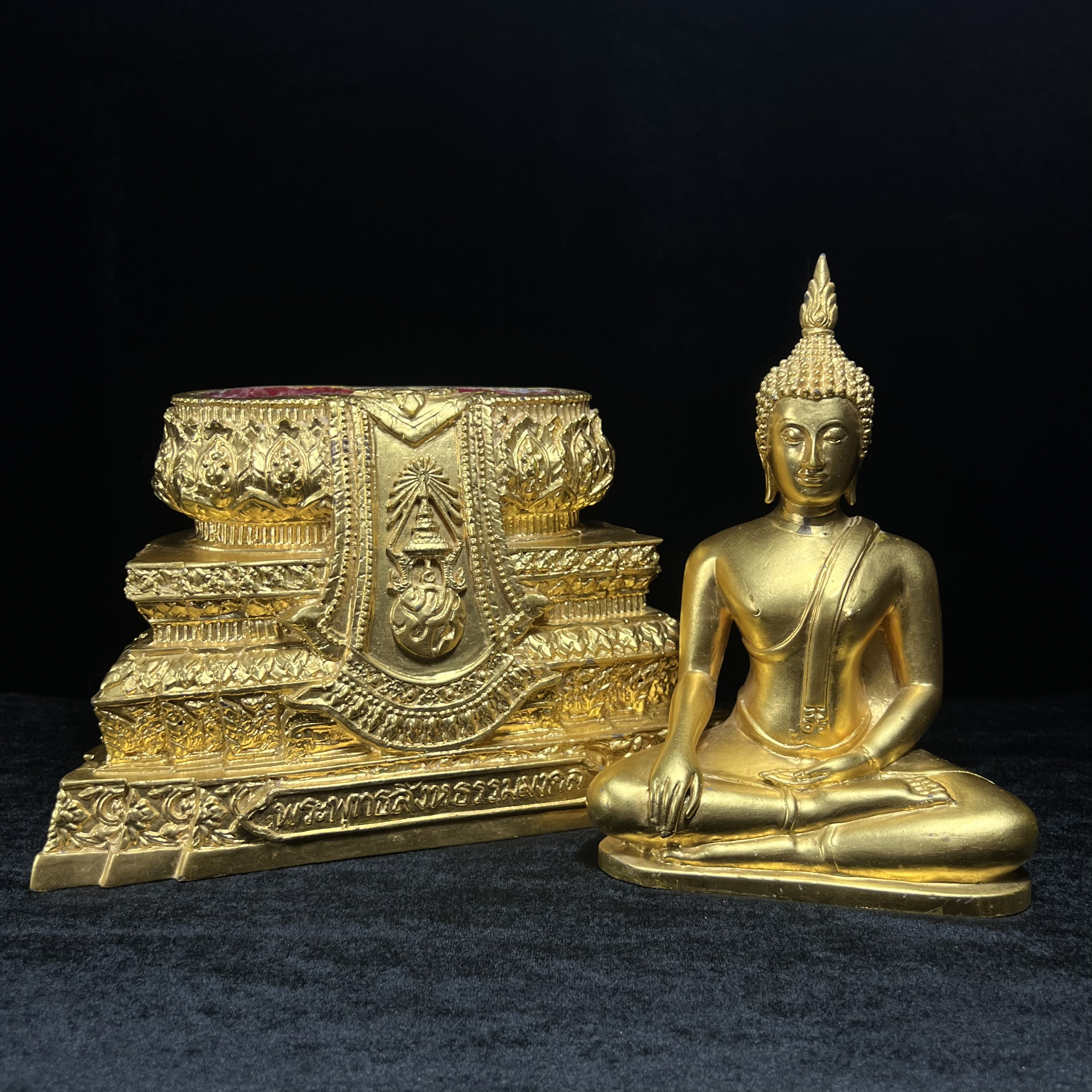 พระพุทธสิงหธรรมมงคล ภปร. รุ่นแรก พุทธสมาคมแห่งประเทศไทย ในพระบรมราชูปถัมภ์ จัดสร้าง ปี2547 เนื้อโลหะผสมปิดทอง หน้าตัก 5 นิ้ว(1 ใน 1999 องค์)หายาก