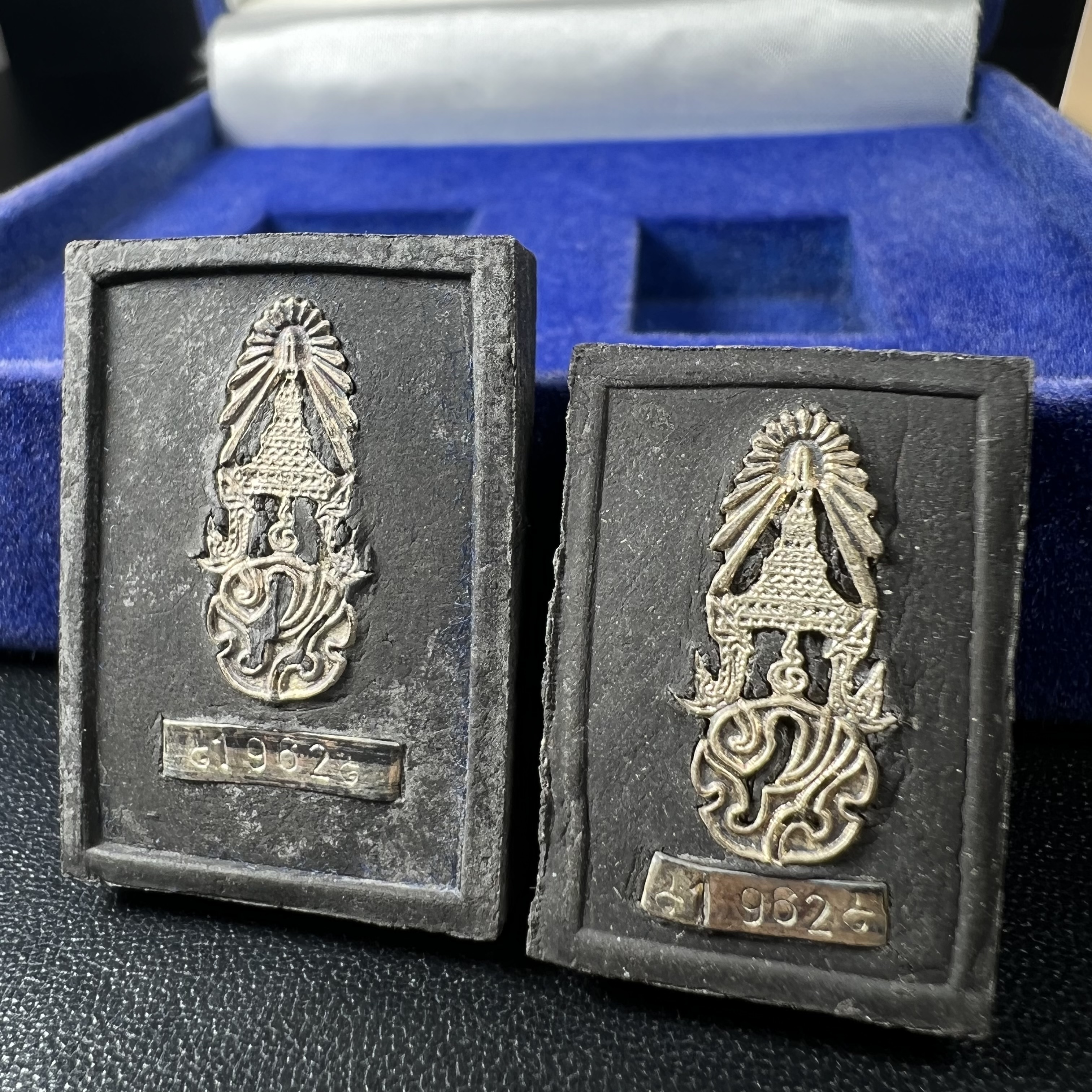 พระหลวงปู่ทวด ภปร. ปี 2547 พิมพ์สี่เหลี่ยมใหญ่-เล็ก(2องค์)เนื้อว่านดำหลัง ภปร. เงิน(หายาก1ใน1999ชุด)พิธีใหญ่ มวลสารดี ปลุกเสกวัดพระแก้ว