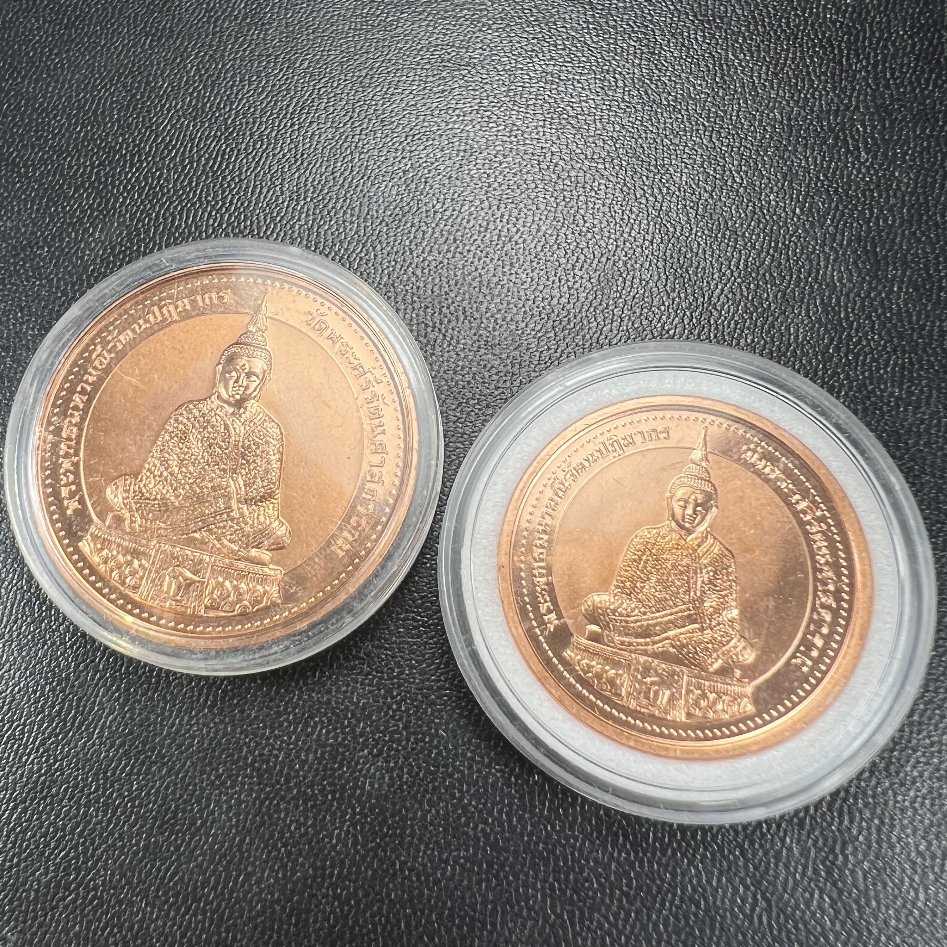 เหรียญพระแก้วมรกต ทรงเครื่องฤดูหนาว หลัง สธ.รุ่นเฉลิมพระเกียรติ ออกโดยมูลนิธิวิทยาเขตสิรินธรราชวิทยาลัย ในพระบรมราชูปถัมภ์ วัดบวรนิเวศวิหาร ปี 2538 เนื้อทองแดงบริสุทธิ์ 99.50% ขัดเงาสามมิติ ขนาด 3.2 ซม.+ขนาด 2.7 ซม. (1ชุด รวม2 เหรียญ )ผลิตโดยโรงกษาปณ์ POB