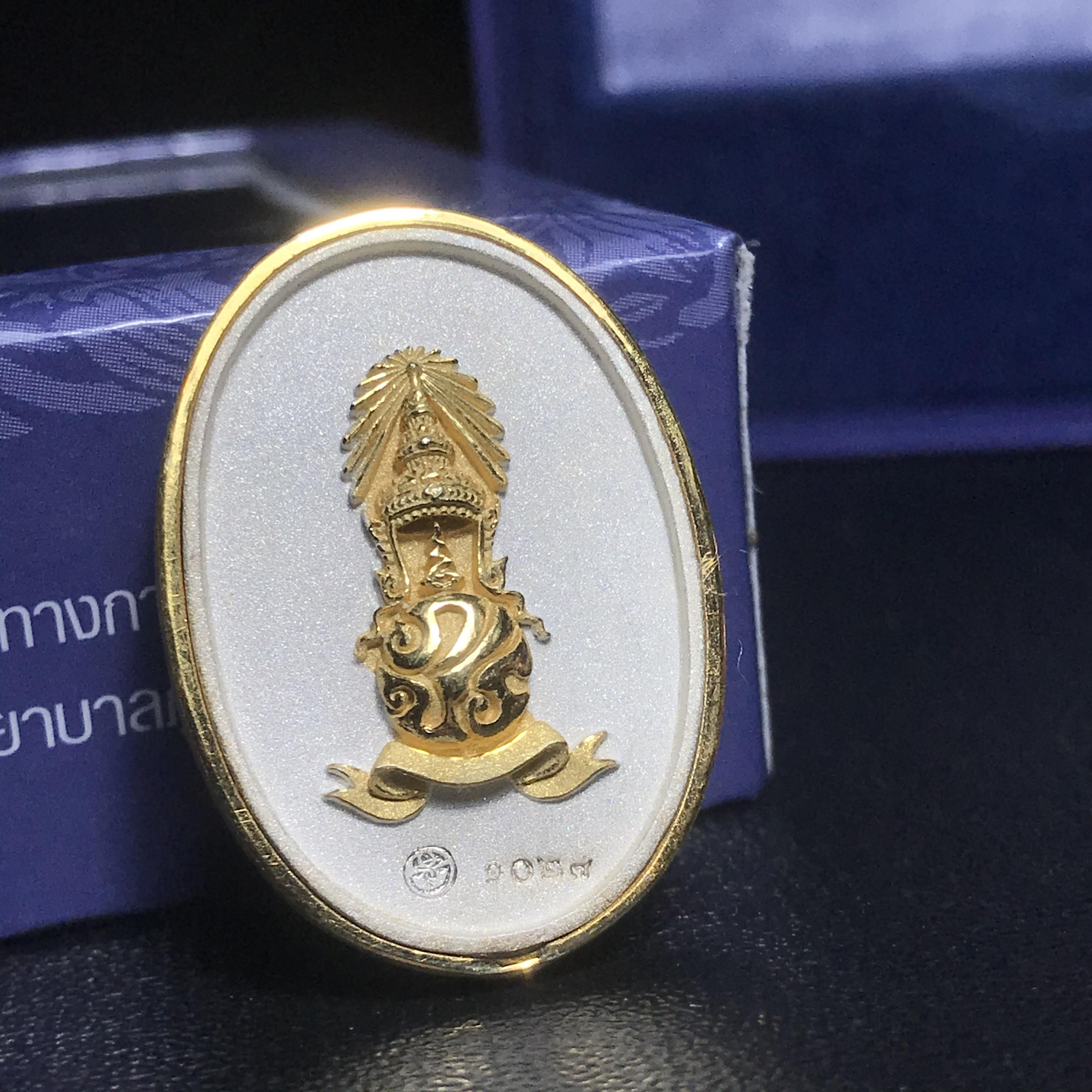 พระแก้วมรกต ภปร. ปี2547 จัดสร้างโดย รพ.ภูมิพลฯ เนื้อเงิน(3 กษัตริย์)เหรียญทรงกลมรี(1ใน3000องค์)