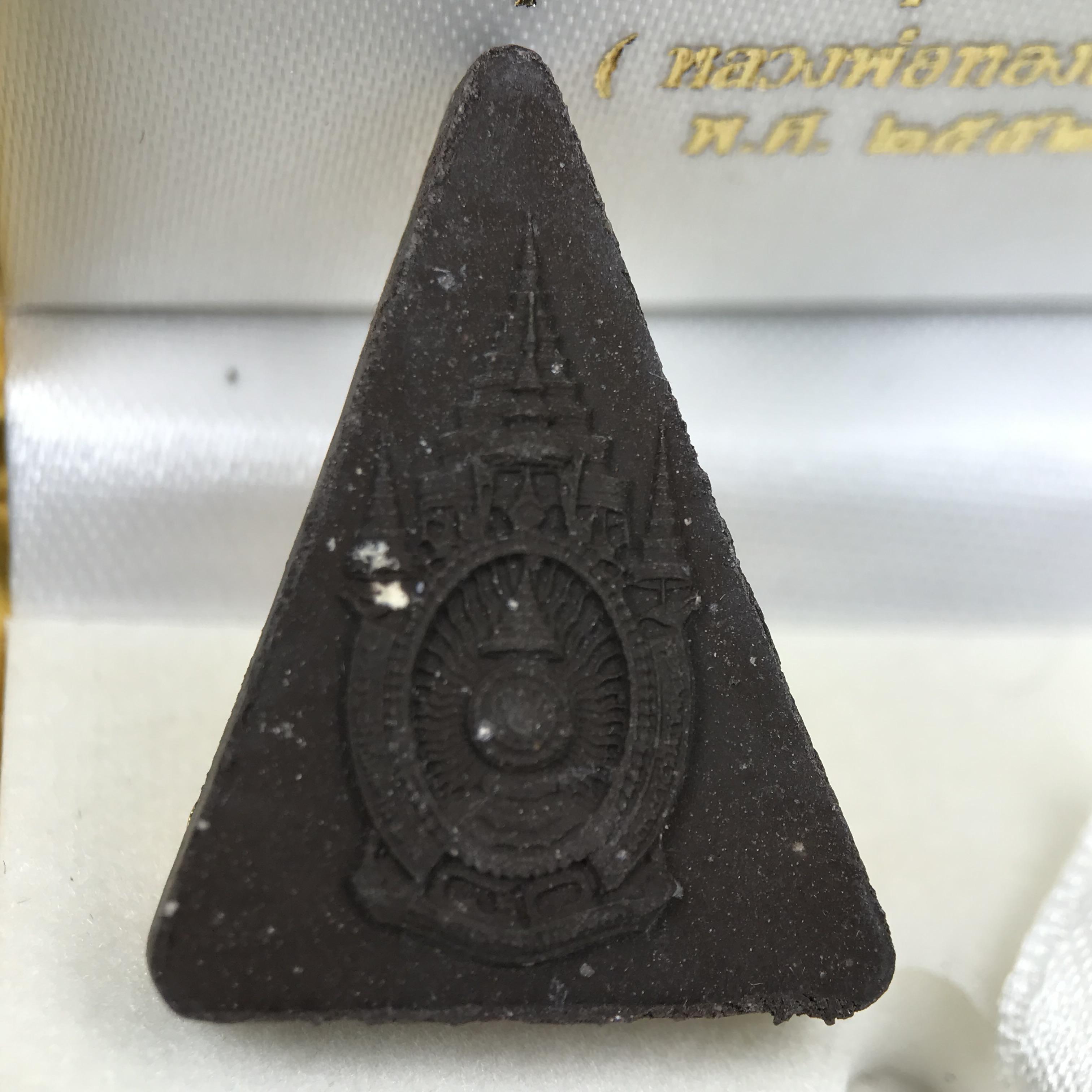 พระพุทธมหาสุวรรณปฏิมากร (หลวงพ่อทองคำ) หลังตรามหามงคลเฉลิมพระชนมพรรษา 80 พรรษา รัชกาลที่9 วัดไตรมิตรวิทยาราม กรุงเทพฯ ปี 2550 พระพิมพ์หน้าทองคำ(หายาก 1 ใน 999 องค์)