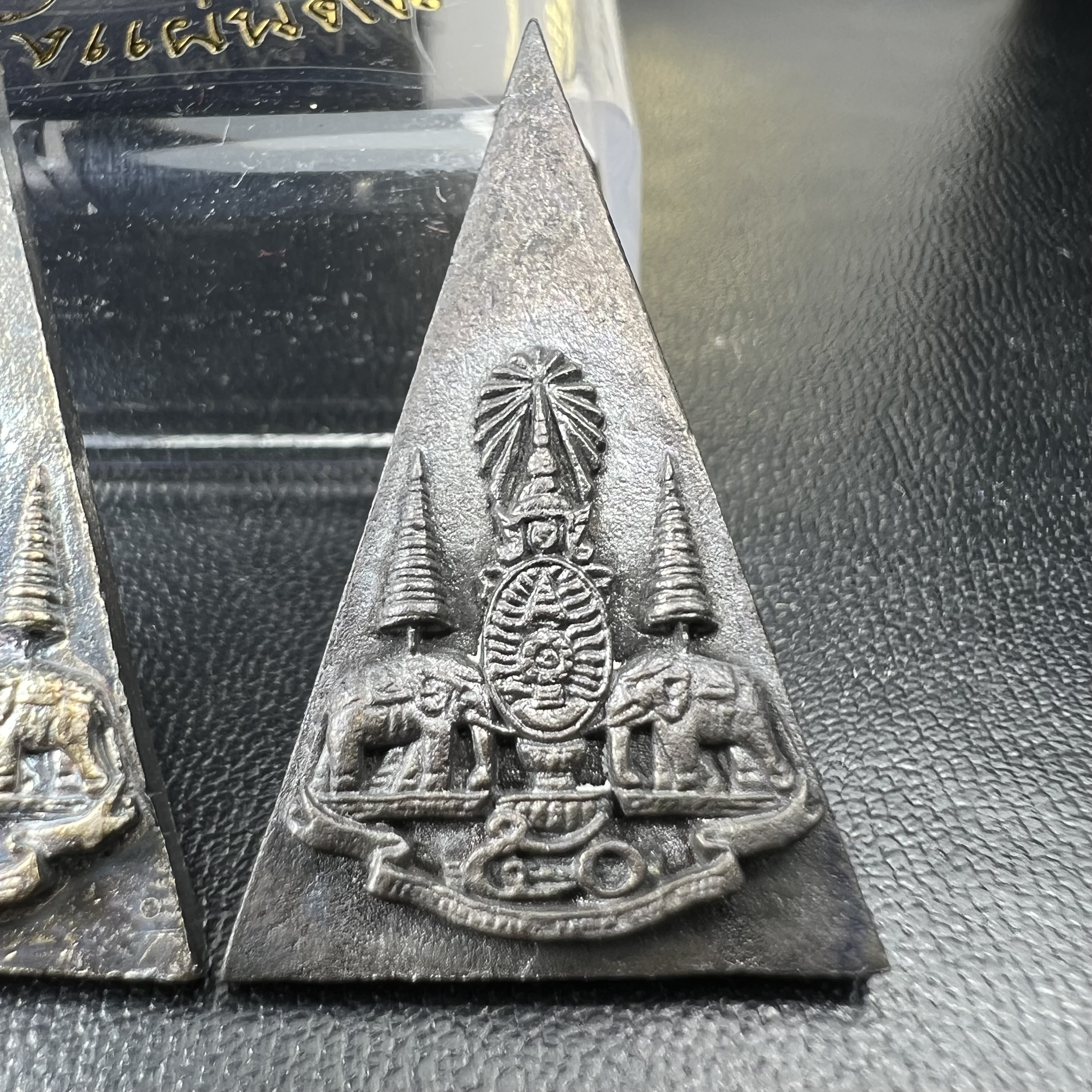 พระกำลังแผ่นดิน (สมเด็จจิตรลดา2) จัดสร้างเฉลิมพระเกียรติ ร.9 ครองราชย์ 50 ปี 2539 เนื้อเงิน(ผิวเดิมกลับดำ รุ้งๆสวย)+เนื้อนวโลหะ(สร้างน้อยหายาก)พร้อมกล่องบรรจุเดิมครบสมบูรณ์(1ใน2539องค์)