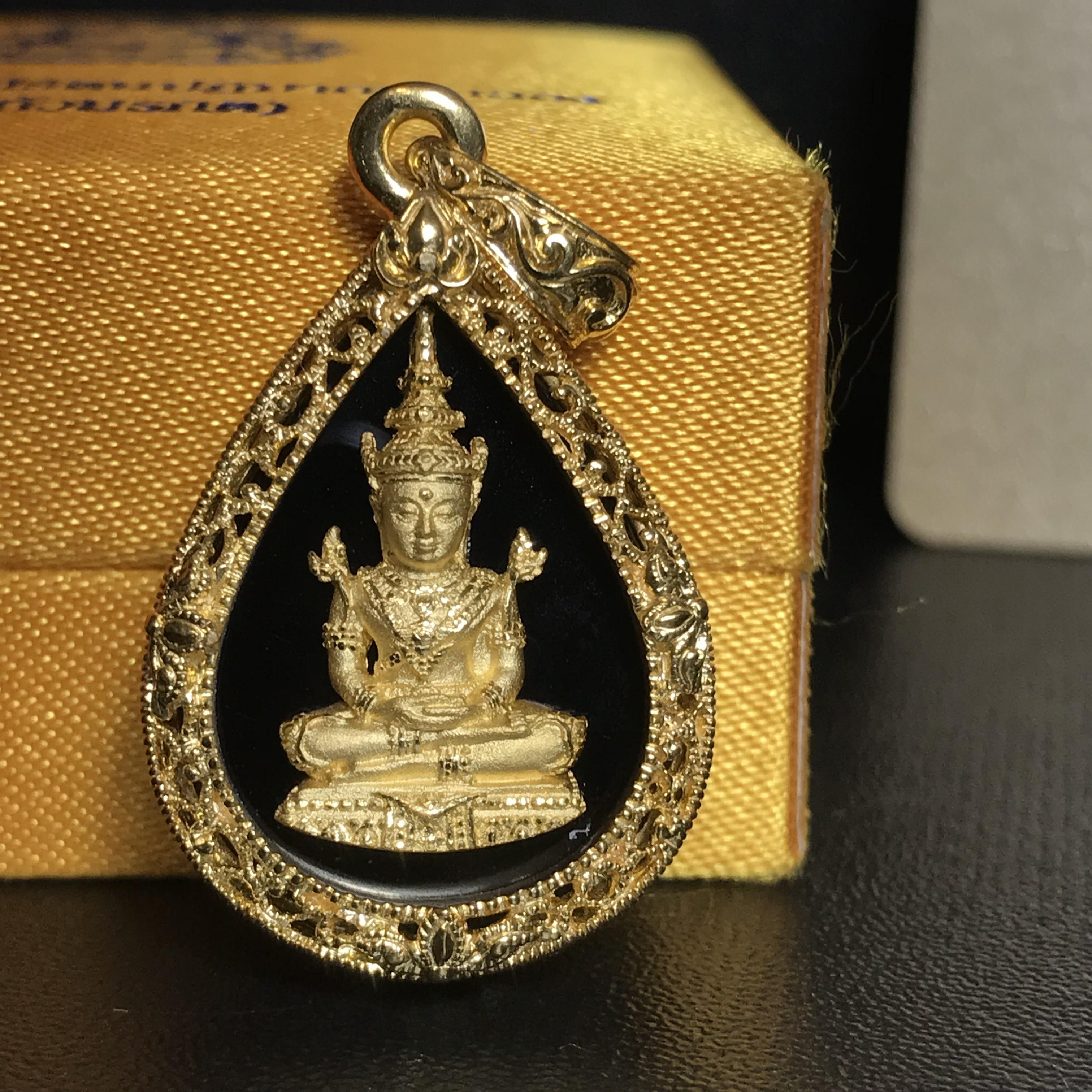 เหรียญพระแก้วมรกต(จำลอง)ทรงเครื่องฤดูร้อนแบบหยดน้ำ เนื้อทองคำ ด้านหลังตราสัญลักษณ์ฉลองสิริราชสมบัติครบ 60 ปี(1ใน1999องค์)(หายากมาก)