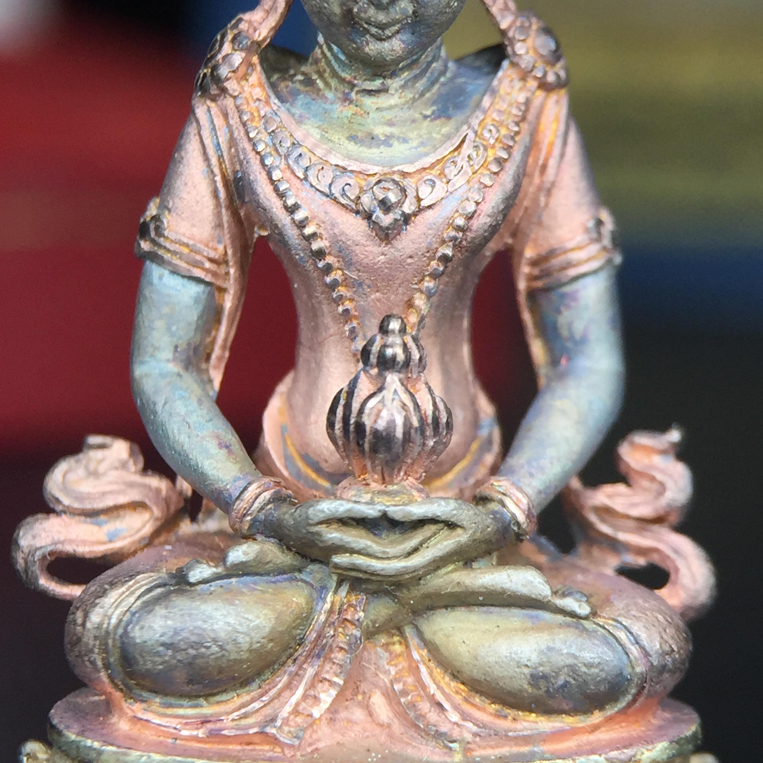 พระกริ่งอวโลกิเตศวร ( เจ้าแม่กวนอิม ) วัดโพธิ์แมนคุณาราม รุ่นอุดมโภคทรัพย์ พ.ศ.2539 เนื้อเงิน 3 กษัตริย์ พ่นทราย(ผิวเดิม ขึ้นสีรุ้งธรรมชาติ แบบนิยม เสน่ห์ของพระเนื้อเงิน) (พร้อมกล่องบรรจุการ์ดใบรับรองเดิมครบ) (อีกหนึ่งรุ่นยอดนิยม พุทธศิลป์สวยงดงาม)