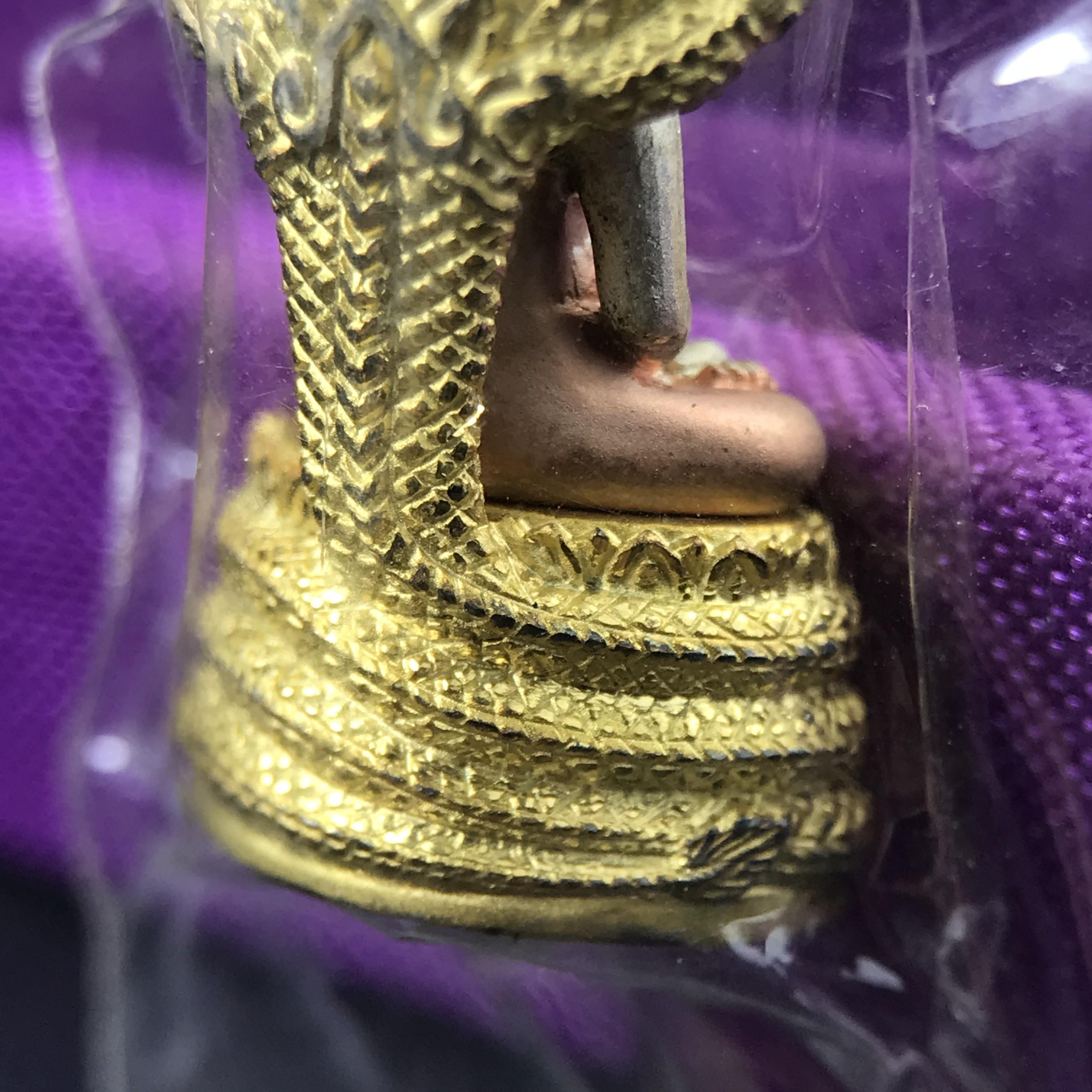 พระนาคปรก สธ. รุ่นสร้างพระอุโบสถเฉลิมพระเกียรติ 4 รอบ 84 พรรษา สมเด็จพระเทพรัตนราชสุดาฯ วัดบวรนิเวศวิหาร ปี 2543 พิมพ์เล็ก เนื้อเงินบริสุทธิ์ ชุบสามกษัตริย์แบบพ่นทรายขัดเงาบางส่วน(สภาพสวย ซีนซองกล่องบรรจุเดิม)พิธีใหญ่ พุทธศิลป์งดงาม หายาก (1 ใน 2999 องค์)