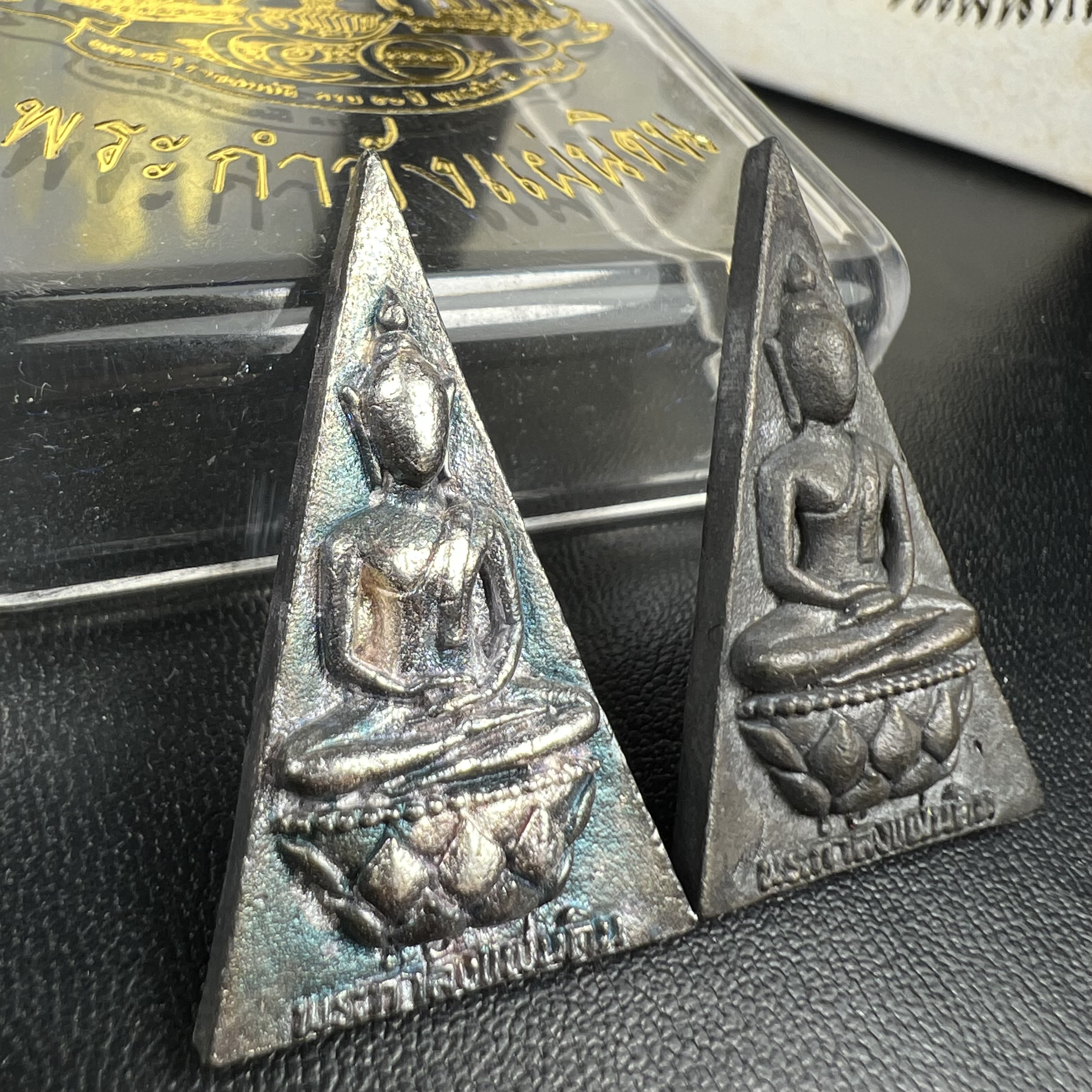 พระกำลังแผ่นดิน (สมเด็จจิตรลดา2) จัดสร้างเฉลิมพระเกียรติ ร.9 ครองราชย์ 50 ปี 2539 เนื้อเงิน(ผิวเดิมกลับดำ รุ้งๆสวย)+เนื้อนวโลหะ(สร้างน้อยหายาก)พร้อมกล่องบรรจุเดิมครบสมบูรณ์(1ใน2539องค์)