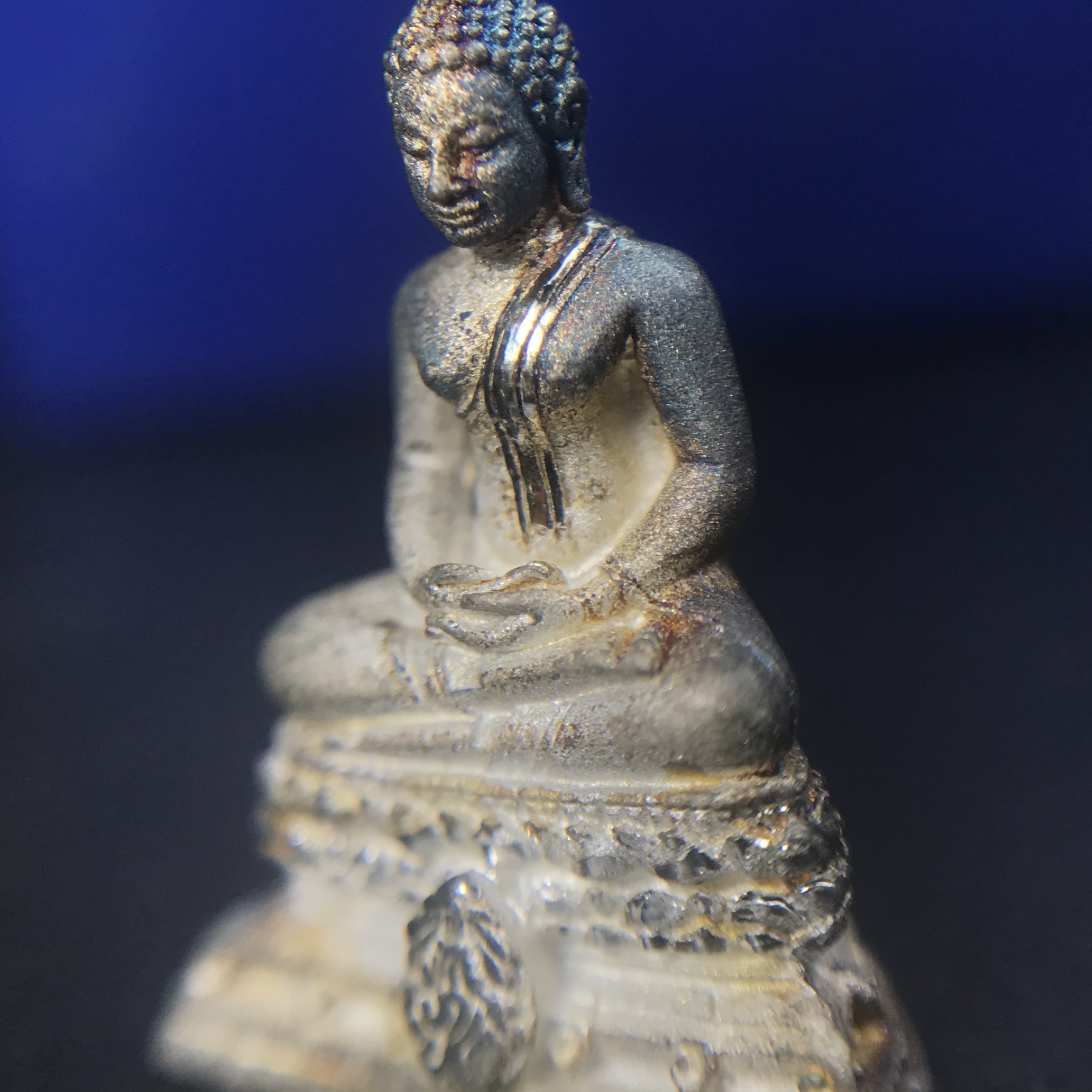 พระชัยวัฒน์พุทธสิหิงค์ ภปร. รุ่นสร้างหอพระธรรมศาสตร์ ปี2542 เนื้อเงิน(ผิวเดิม ขึ้นสีรุ้งธรรมชาติ แบบนิยม) มหาพิธี 3วาระอันยิ่งใหญ่