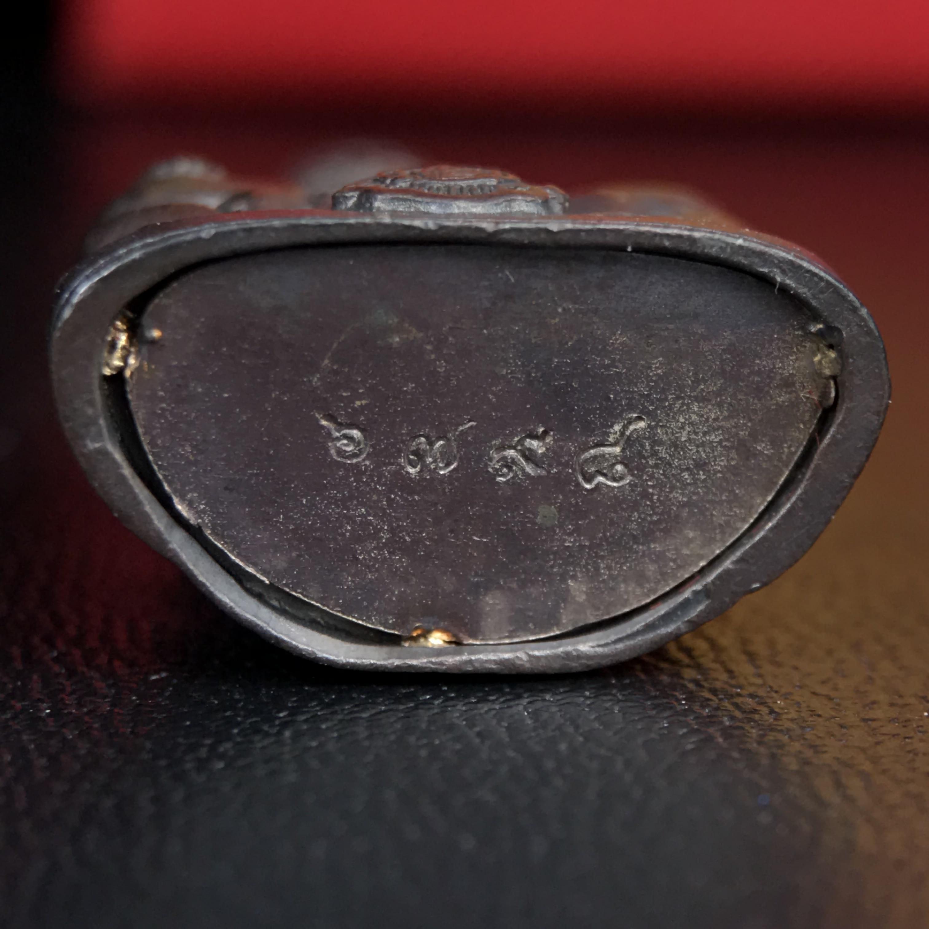 พระกริ่งไพรีพินาศ บรรจุเหล็กไหล ครั้งแรกและครั้งเดียวในประวัติศาสตร์ เฉลิมพระเกียรติ พระบาทสมเด็จพระเจ้าอยู่หัวรัชกาลที่9 พระชนมพรรษา 6 รอบ ปี2542 เนื้อนวโลหะผสมทองคำ(บรรจุเหล็กไหล)ดีนอก-ดีใน พิธีใหญ่ มวลสารเด่น (หายาก)