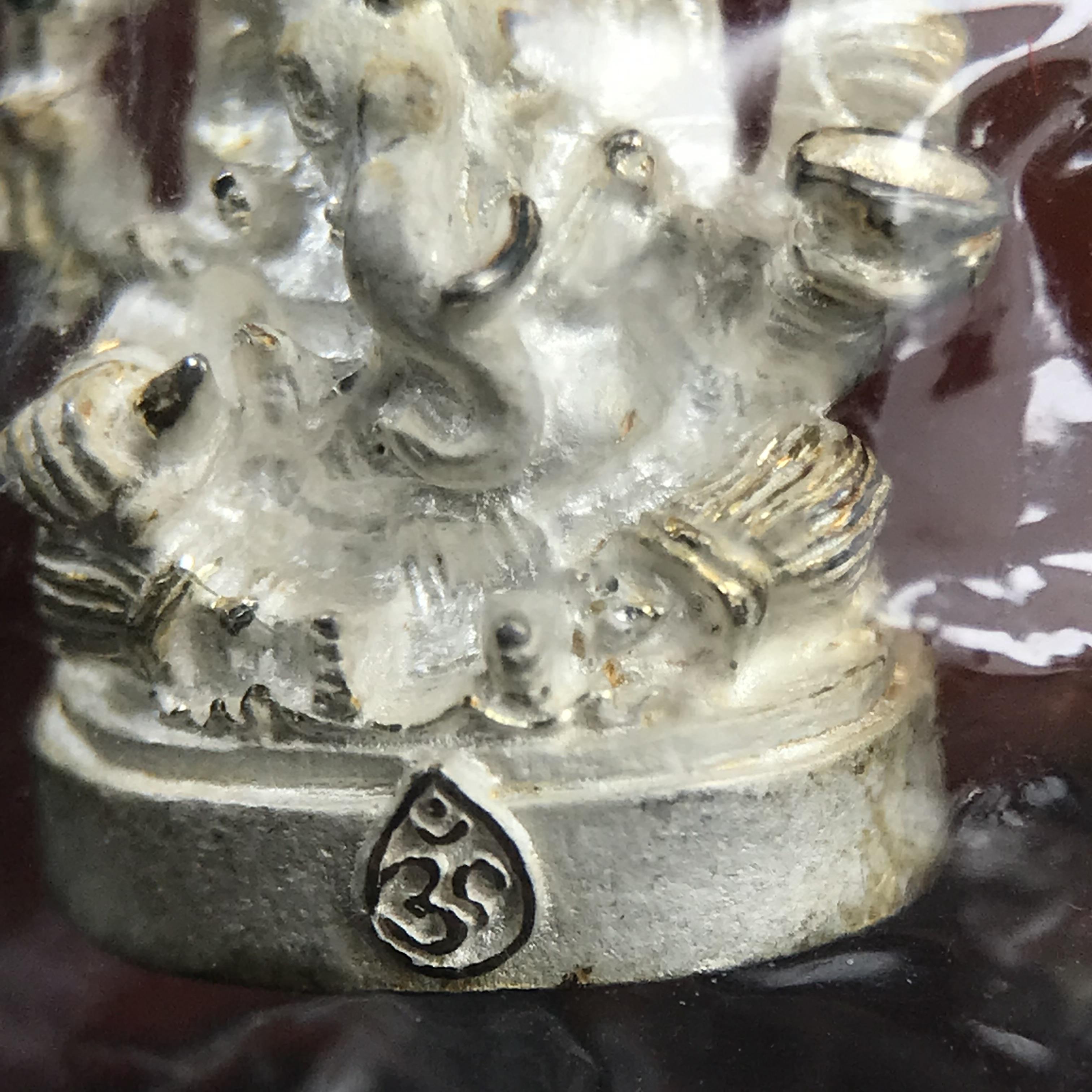 พระพิฆเนศ พิมพ์ลอยองค์ รุ่นแรก กรมศิลปากร ปี 2540 เนื้อเงิน ผิวเดิมติดรุ้งๆ(ซีนซองเดิมพร้อมกล่องไม้และกล่องกระดาษครบชุด)พิธีใหญ่ เข้มขลัง มวลสารศักดิ์สิทธิ์ (เทพเจ้าแห่งความสำเร็จและศิลปวิทยาการ)ยอดนิยมหายาก