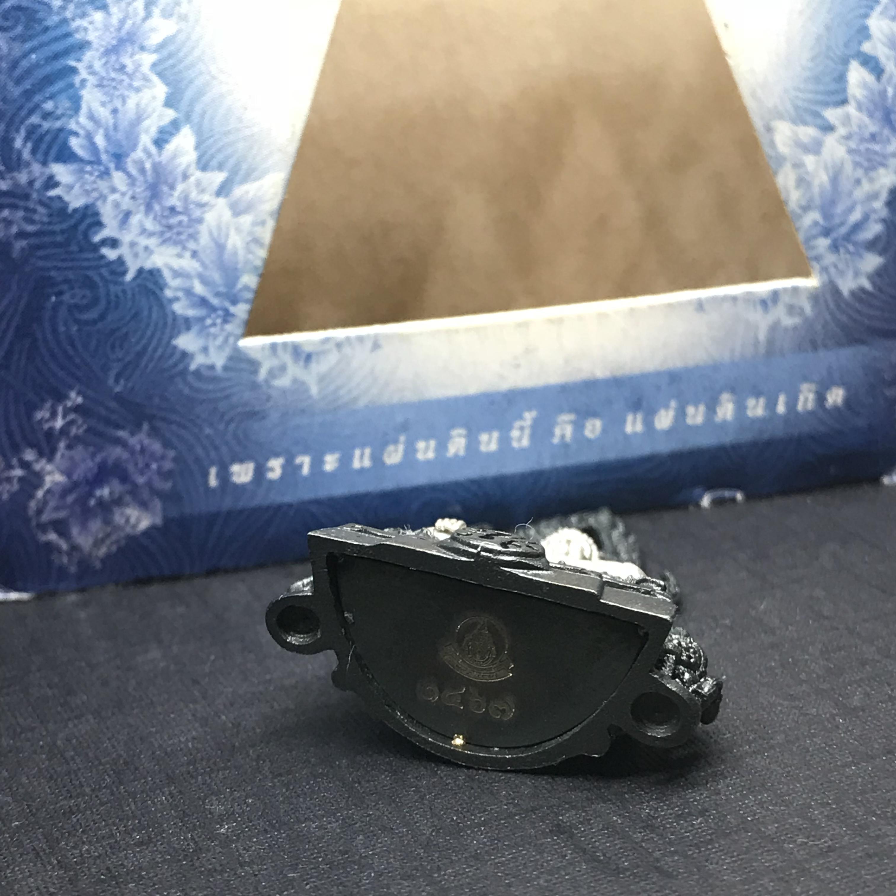 พระพุทธชินราช ภปร โครงการ เพราะแผ่นดินนี้คือแผ่นดินเกิด เนื้อเงินชุบทองคำขาว ซุ้มรมดำ ปี2551 ขนาดหน้าตัก1/2นิ้ว (สวยงามหายาก)