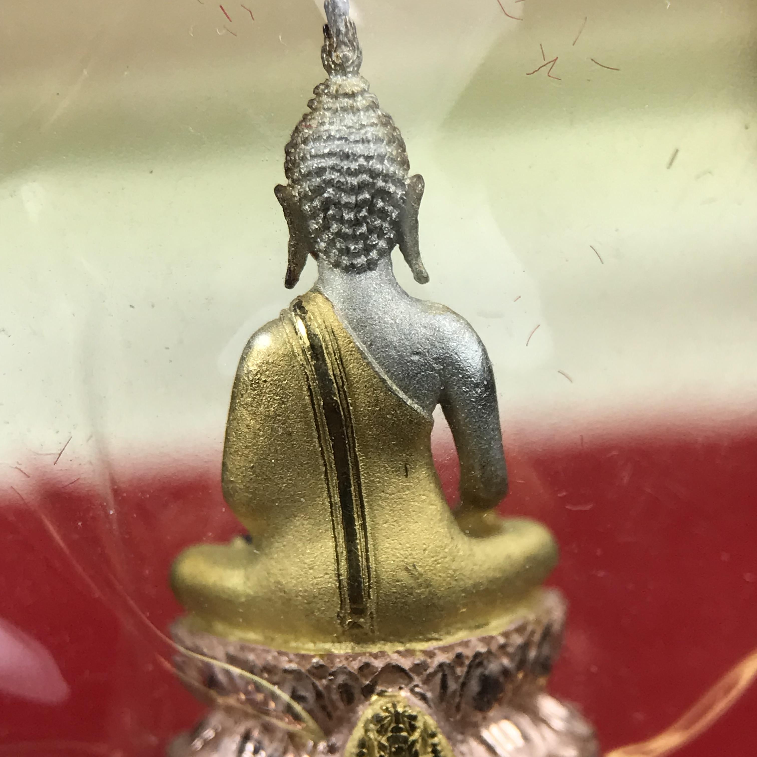 พระชัยวัฒน์พระพุทธนวราชบพิตร ครองสิริราชสมบัติครบ 50 ปี พ.ศ.2540 ขนาดสูง 1.9 ซม. เนื้อเงินสามกษัตริย์(ผิวเดิม)(ซีนซองเดิม) พร้อมกล่องบรรจุเดิมครบสมบูรณ์ 1ใน 9500 องค์(พุทธนวราชบพิตร นิมิตรหมายแห่งความสามัคคี ด้วยไมตรีแห่งองค์พระภูมิพล)