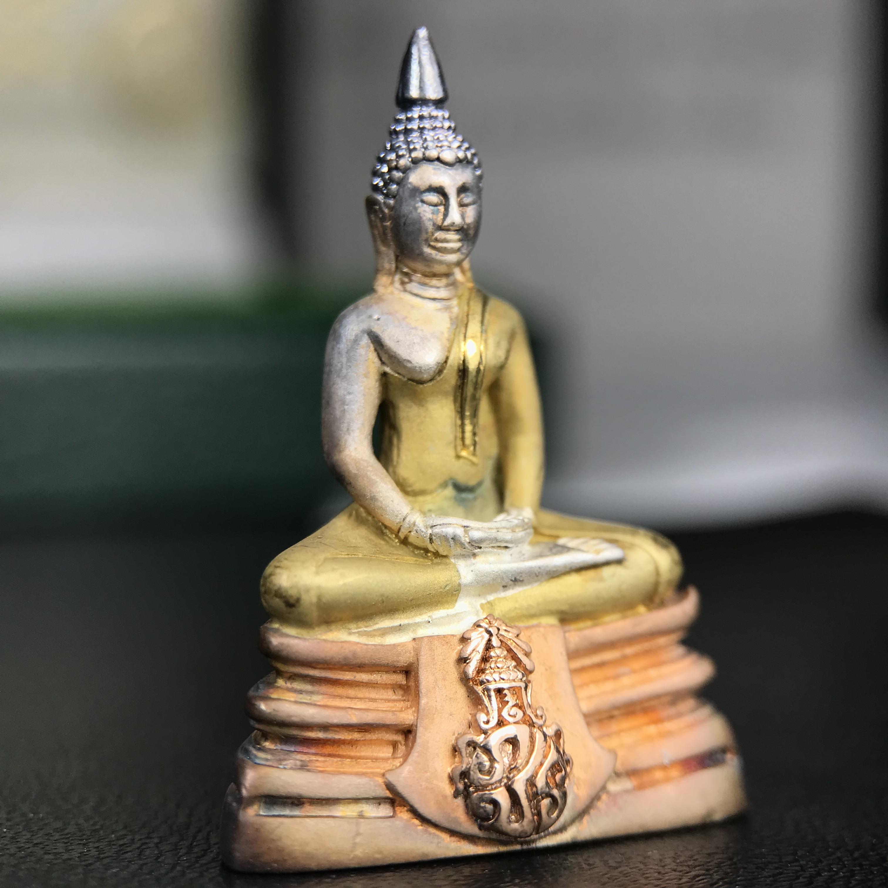 พระพุทธโสธร ภปร. รุ่นย้อนยุค สร้างพระอุโบสถ สมาคมชาวฉะเชิงเทรา จัดสร้าง ปี 2539 วโรกาสครองสิริราชสมบัติครบ 50 ปี เนื้อเงินชุบสามกษัตริย์ทรายนวลขัดเงาบางส่วน(สภาพผิวเดิม เก่าเก็บอย่าดี สวยมาก แบบนี้หายาก) พร้อมกล่องบรรจุและใบรับรองเดิมครบสมบูรณ์