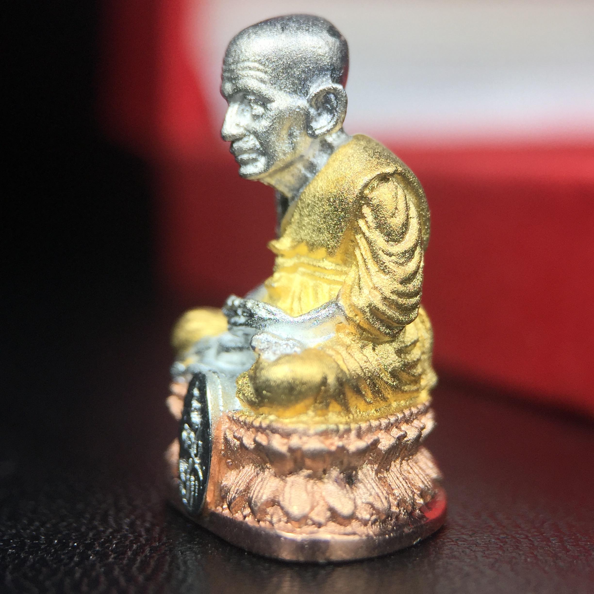 สมเด็จหลวงปู่ทวด วัดช้างให้ รุ่น เฉลิมพระเกียรติ ตราสัญลักษณ์ มวก. พิมพ์ลอยองค์เนื้อเงิน-สามกษัตริย์ ปี 2544 พิธีพุทธาภิเษกใหญ่ ณ อุโบสถวัดช้างให้และอุโบสถวัดพระศรีรัตนศาสดาราม ( วัดพระแก้ว )โดยนิมนต์เกจิชื่อดังสายใต้ทั้งหมดจำนวน 108 รูป