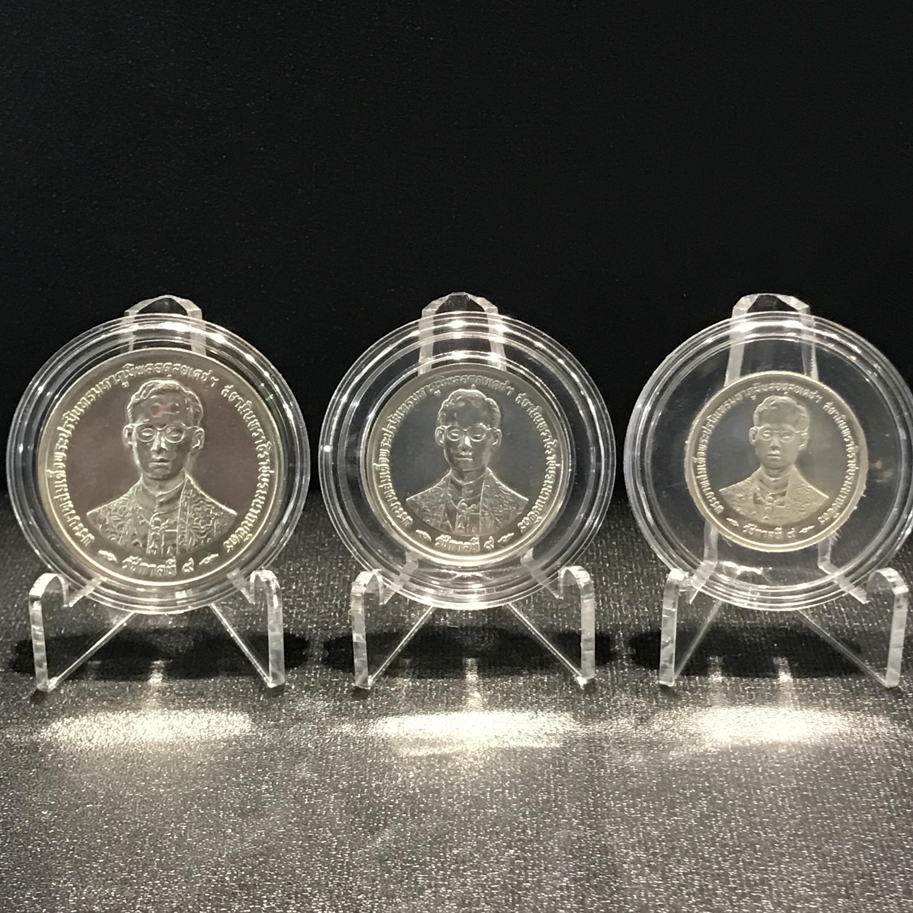 ชุดเหรียญเงิน ฉลองสิริราชสมบัติ 50ปี กาญจนาภิเษก 150, 300, 600 บาท (3 เหรียญ) ผลิตโดย กองกษาปณ์ กรมธนารักษ์ กระทรวงการคลัง
