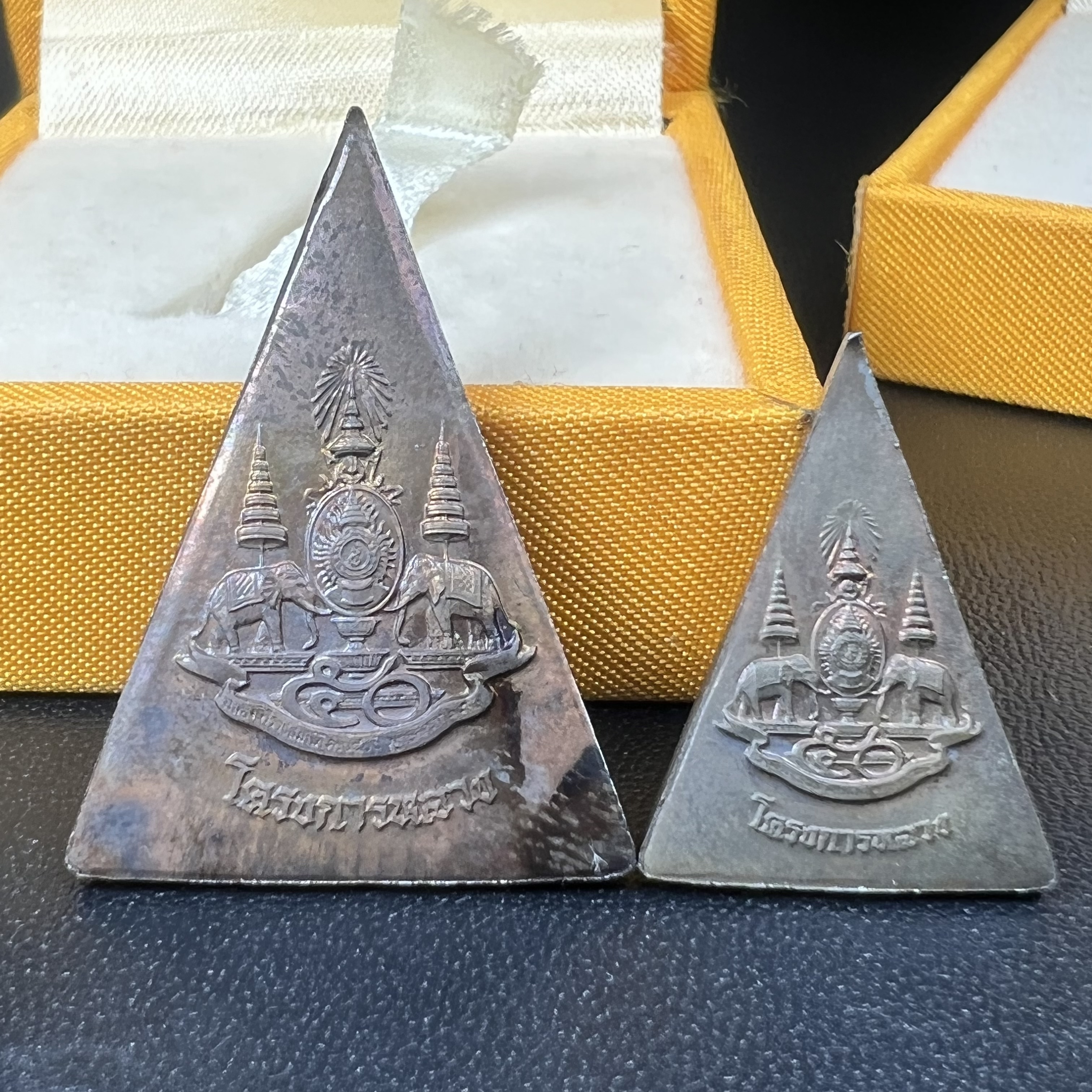 พระพุทธนวราชบพิตร พระพิมพ์จิตรลดา โครงการหลวง ปี2539 (พิมพ์ใหญ่+พิมพ์เล็ก) เนื้อนวโลหะ พร้อมกล่องบรรจุเดิม พิธีใหญ่ ปลุกเสกวัดพระแก้ว(1ชุด 2 องค์)