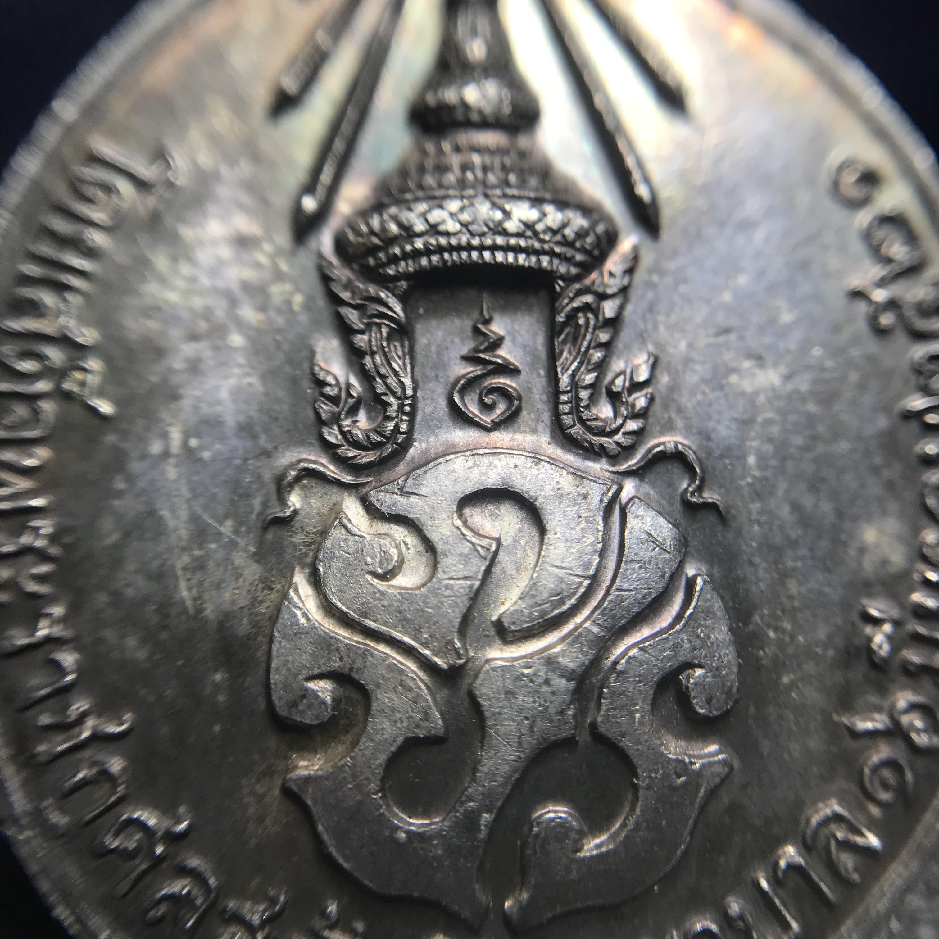 หลวงปู่แหวน วัดดอยแม่ปั๋ง รุ่นสร้างตึกโรงพยาบาล ปี 2521 หลัง ภปร.(ใหญ่) เนื้อเงิน(บล็อกนิยม)(คัดสวยสภาพผิวเดิม)กล่องเดิมครบสมบูรณ์(หายาก)