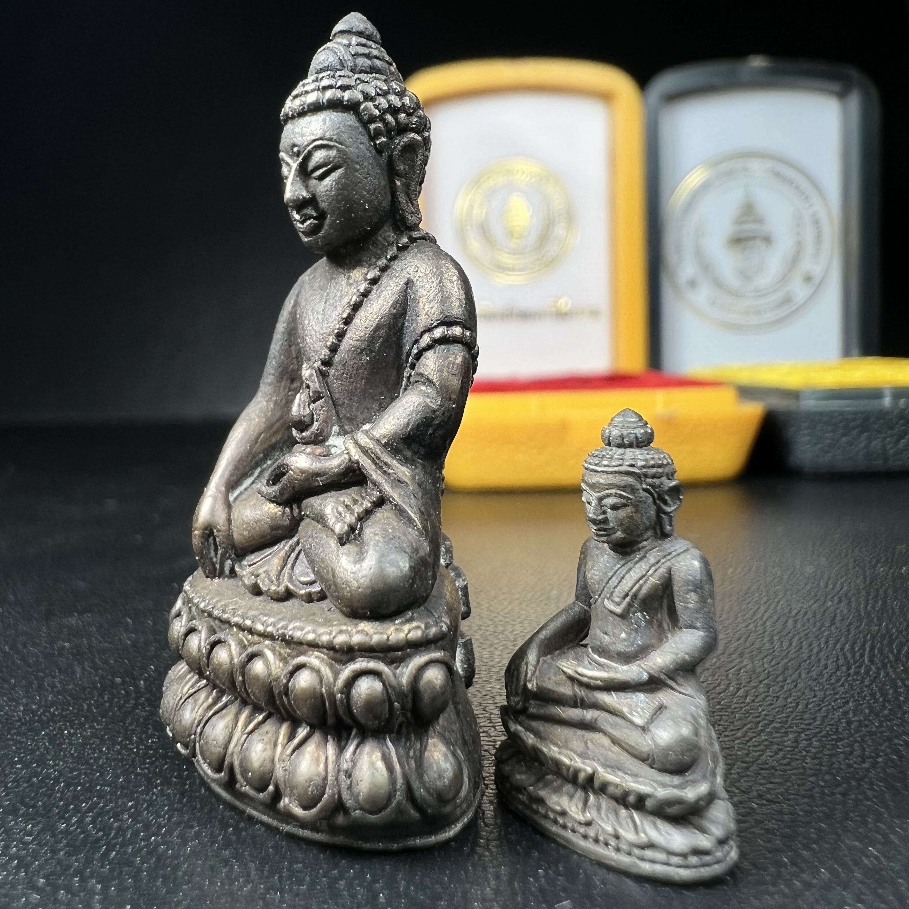 พระกริ่ง-พระชัยวัฒน์ ฉลองพระชนมายุครบ 7 รอบ 84 พรรษา สมเด็จพระสังฆราช(วาสน์) วัดราชบพิธฯ พ.ศ.2525 เนื้อนวโลหะ สภาพสวยมากกล่องบรรจุเดิมครบชุดสมบูรณ์(งานแกะแม่พิมพ์โดย นายช่างเกษม มงคลเจริญ)(1 ใน 1885 องค์)