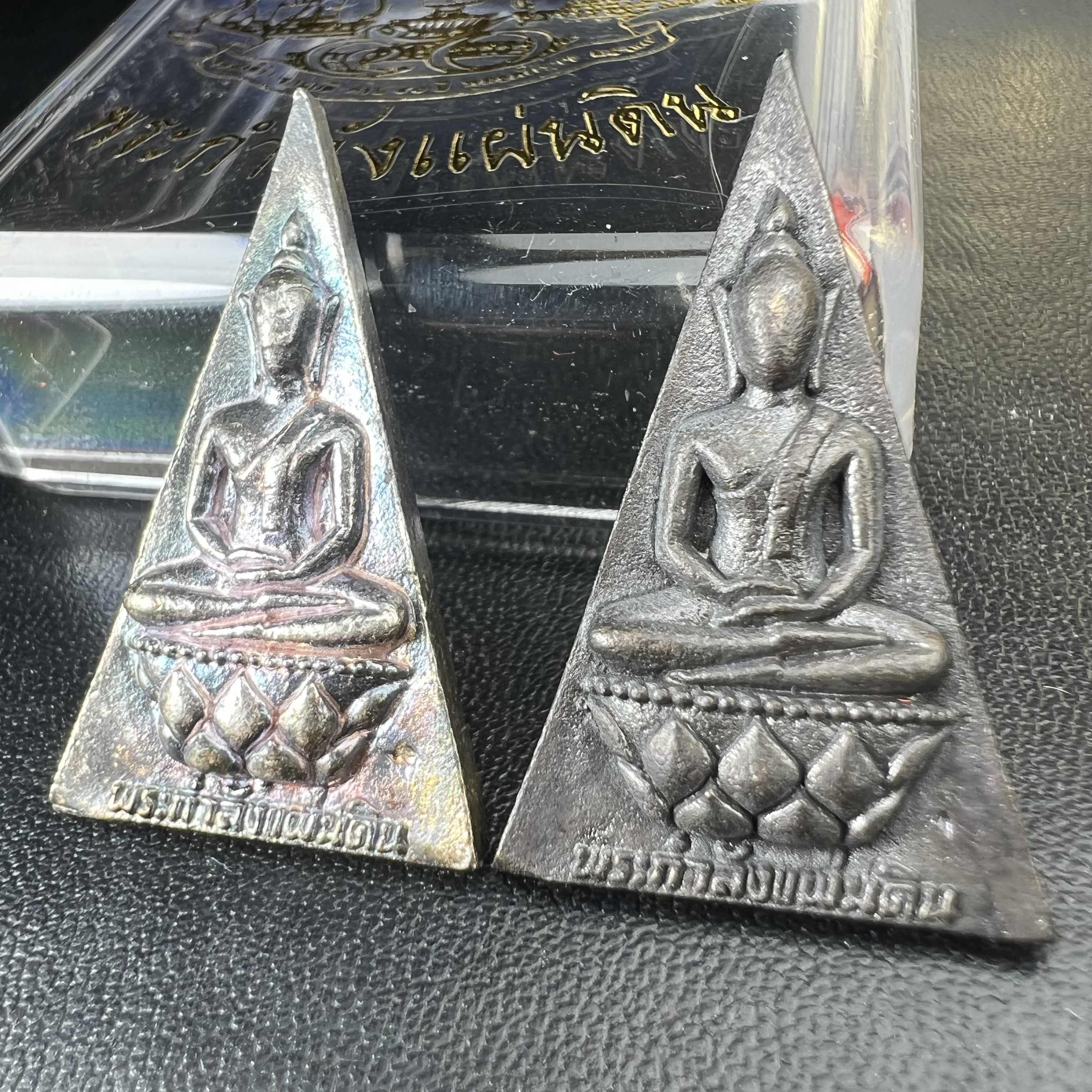 พระกำลังแผ่นดิน (สมเด็จจิตรลดา2) จัดสร้างเฉลิมพระเกียรติ ร.9 ครองราชย์ 50 ปี 2539 เนื้อเงิน(ผิวเดิมกลับดำ รุ้งๆสวย)+เนื้อนวโลหะ(สร้างน้อยหายาก)พร้อมกล่องบรรจุเดิมครบสมบูรณ์(1ใน2539องค์)