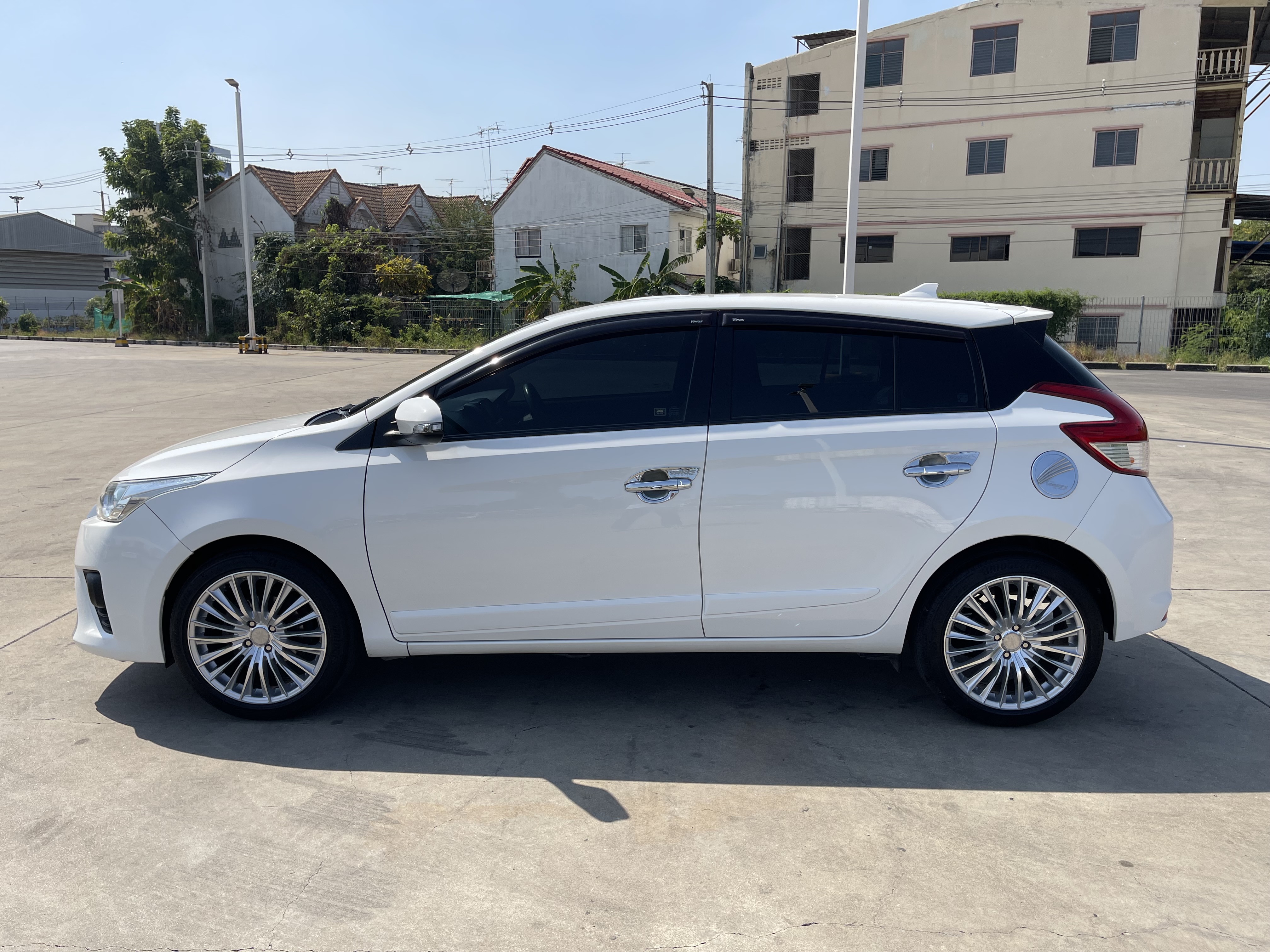 Toyota Yaris 1.2 G At 2015 ขาว