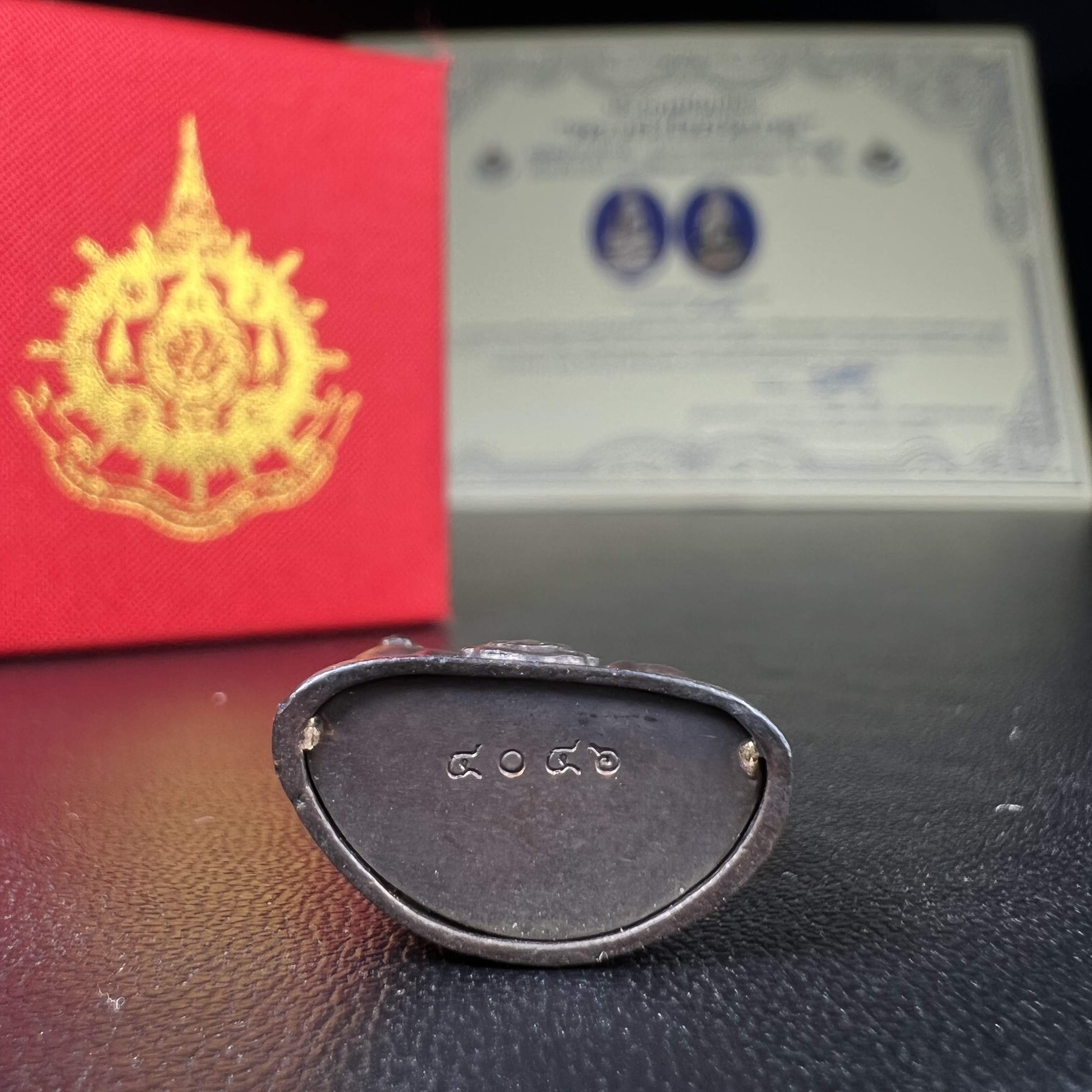 พระกริ่งไพรีพินาศ เฉลิมพระเกียรติ พระบาทสมเด็จพระเจ้าอยู่หัวรัชกาลที่9 พระชนมพรรษา 6 รอบ ปี2542 เนื้อนวโลหะผสมทองคำ(บรรจุเหล็กไหล)ดีนอก-ดีใน***องค์นี้สภาพสวยครบสมบูรณ์ มาพร้อมกล่องเดิมและใบรับรองจากผู้จัดสร้างแบบนี้หายากมาก***