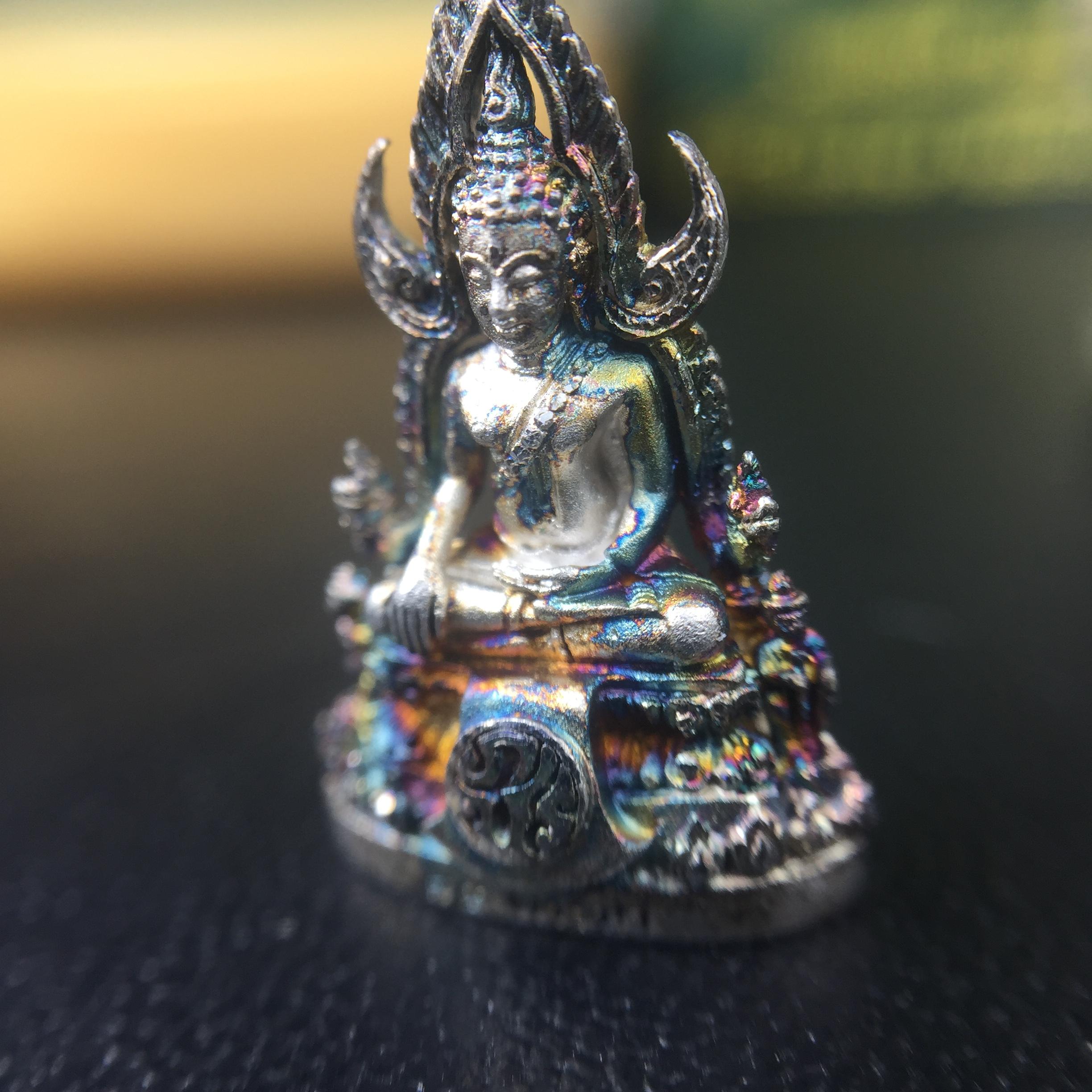 พระพุทธชินราช(จำลอง) ภปร. 84 พรรษา เนื้อเงินชุบทองคำขาว พิมพ์เล็กขนาดหน้าตัก 1/4 นิ้ว (สภาพผิวเดิมสวย ขึ้นสีรุ้งธรรมชาติ แบบนิยม)(พระราชทานมวลสาร จิตรลดาและเส้นพระเจ้า(เส้นผม))