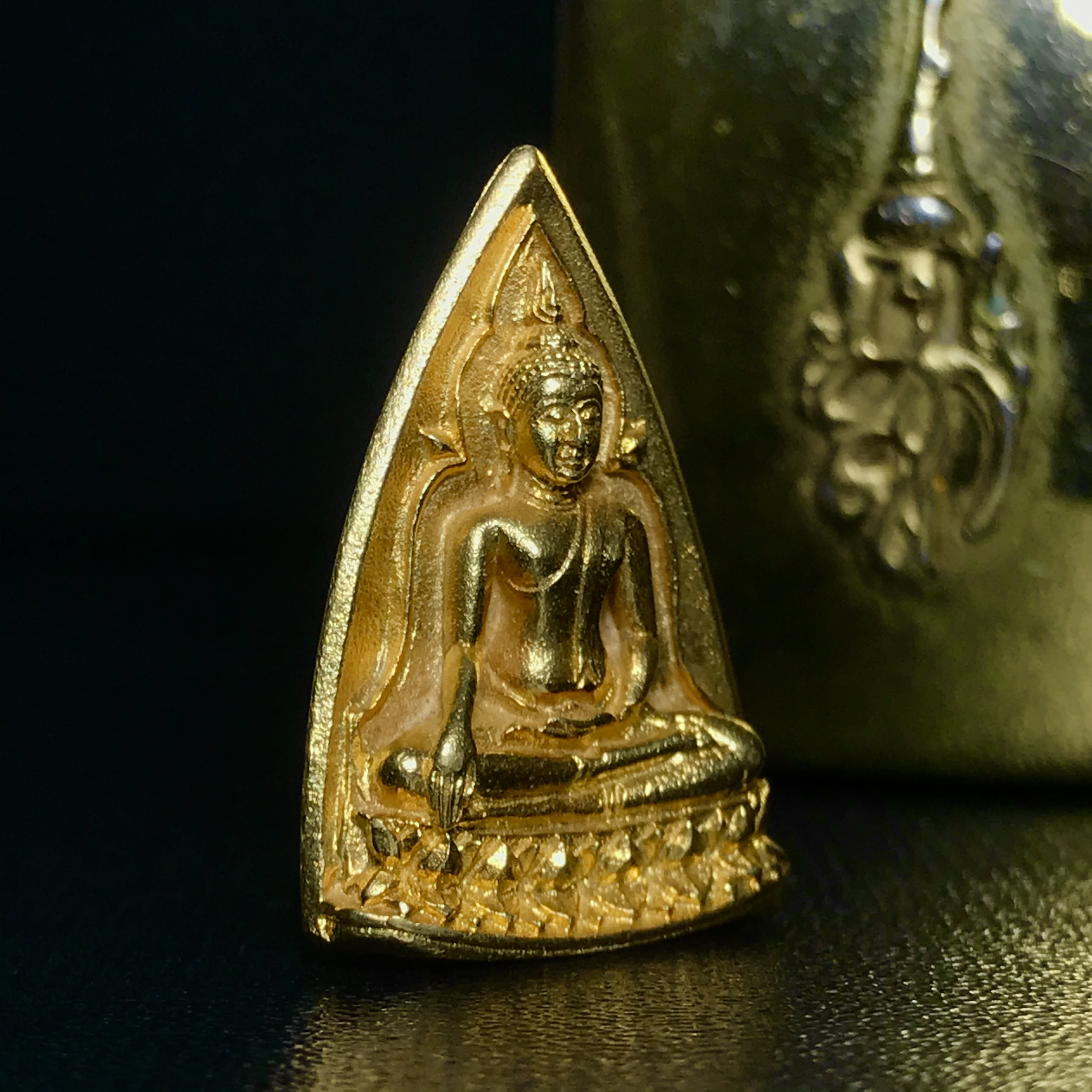 พระสมเด็จนางพญา ส.ก. ปี2535 เนื้อทองคำ พิมพ์ใหญ่ 5รอบพระราชินี หลวงปู่โต๊ะปลุกเสก(ในหลวงและพระราชินีเสด็จในพิธี) พร้อมกล่องบรรจุเดิม(นิยม)